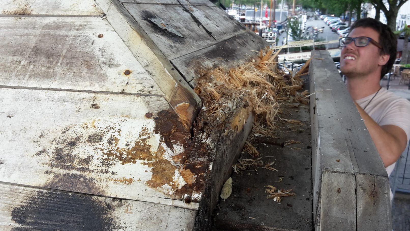 Timmerman inspecteert houten dak