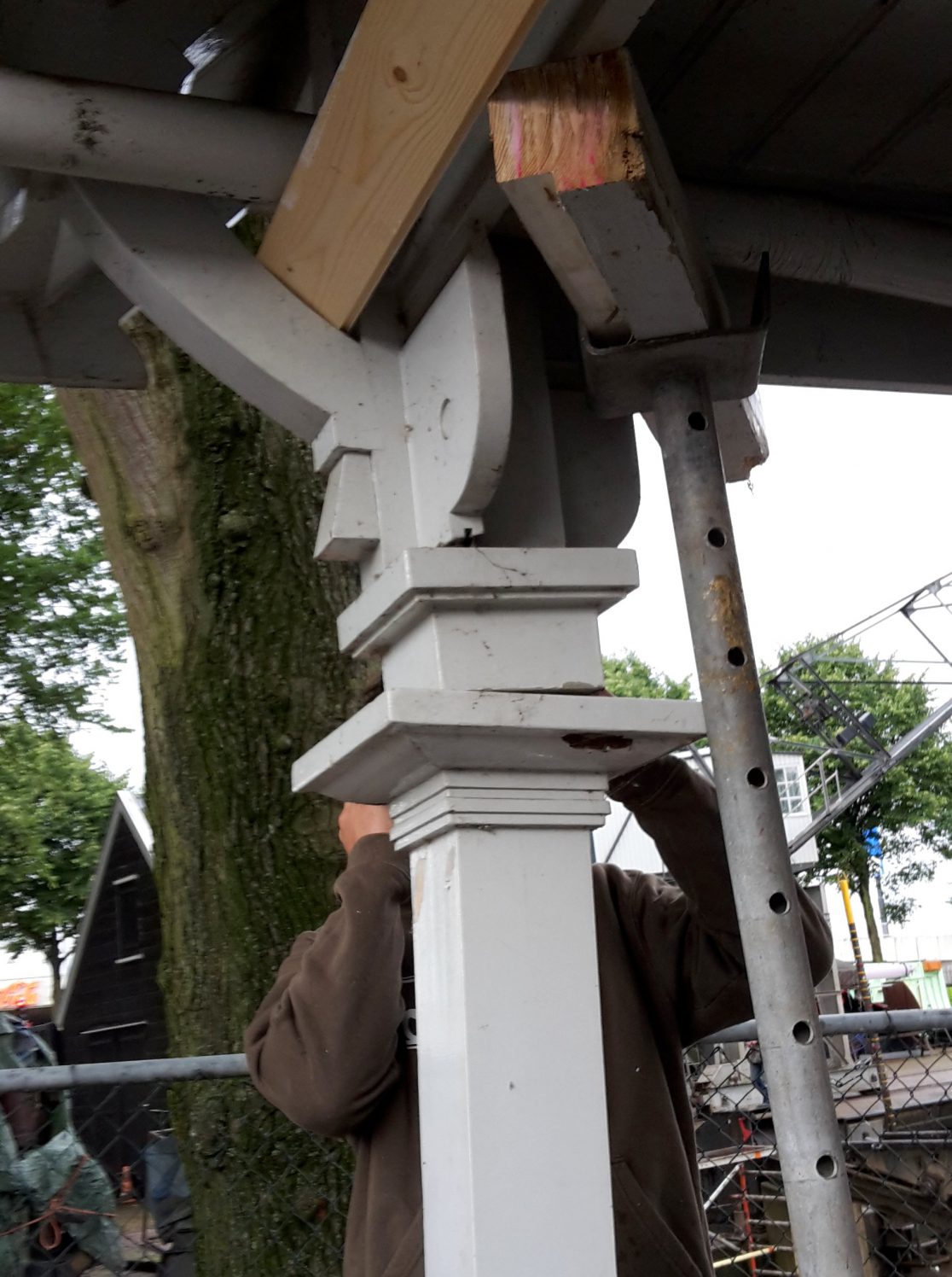 Steunkolom van brugwachtershuisje