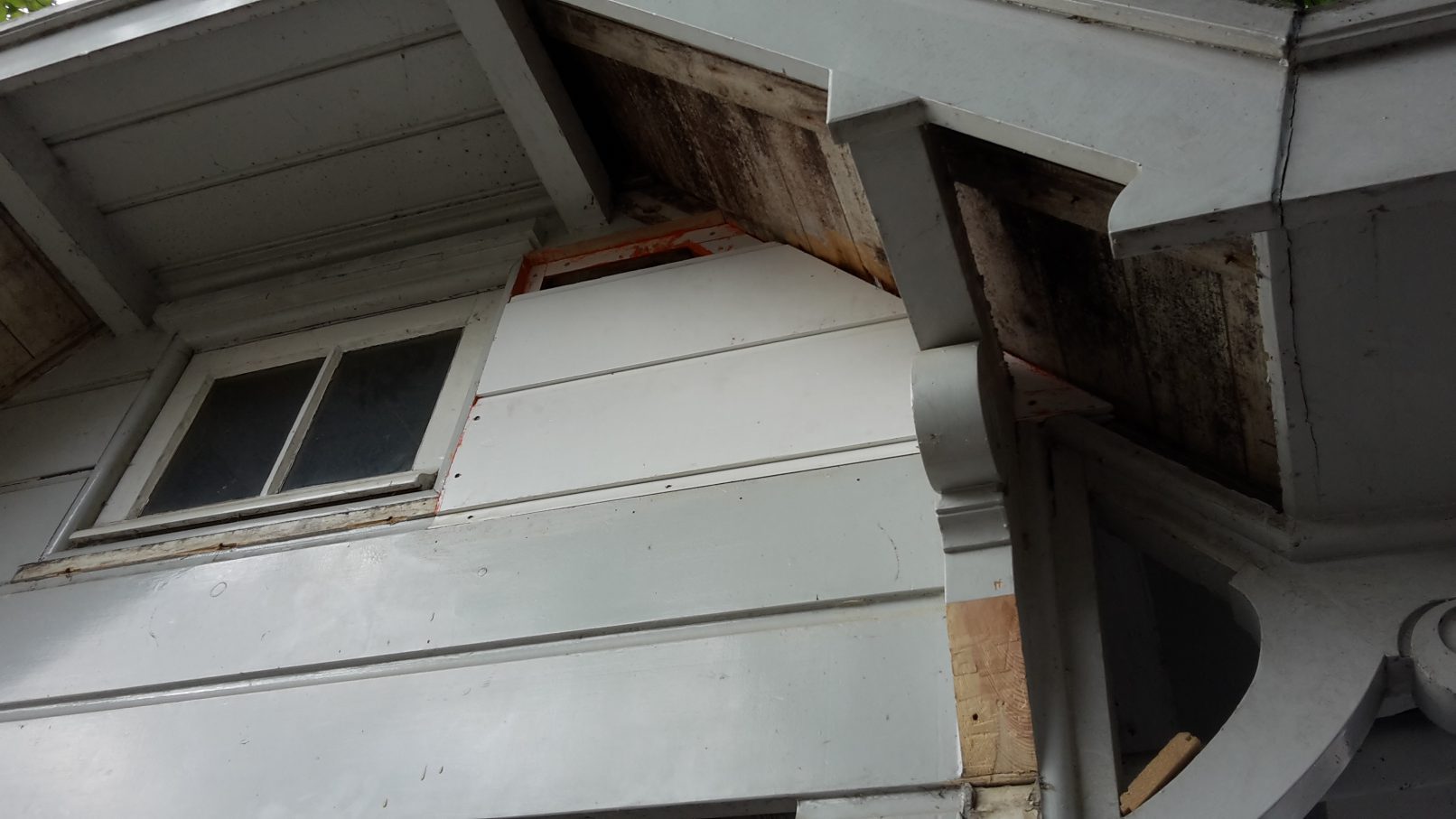 Gevel van brugwachtershuisje met twee vernieuwde delen