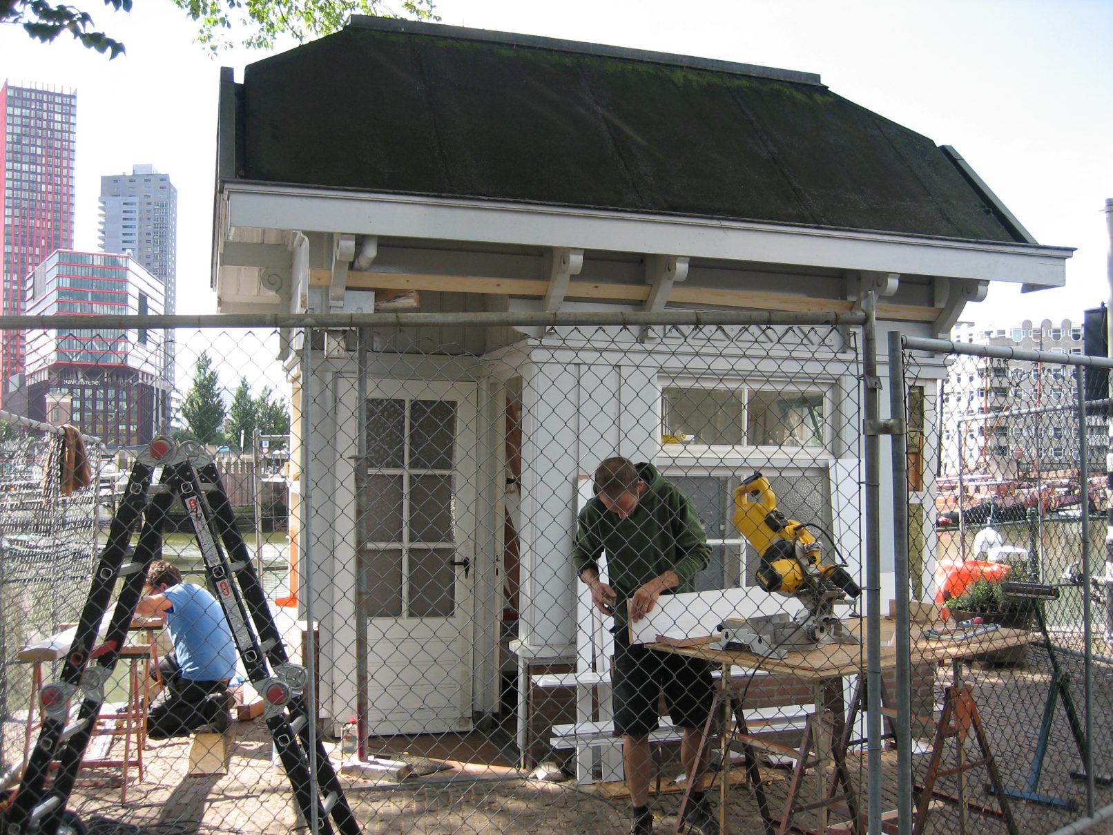 Timmermannen restaureren brugwachtershuisje in Rotterdam