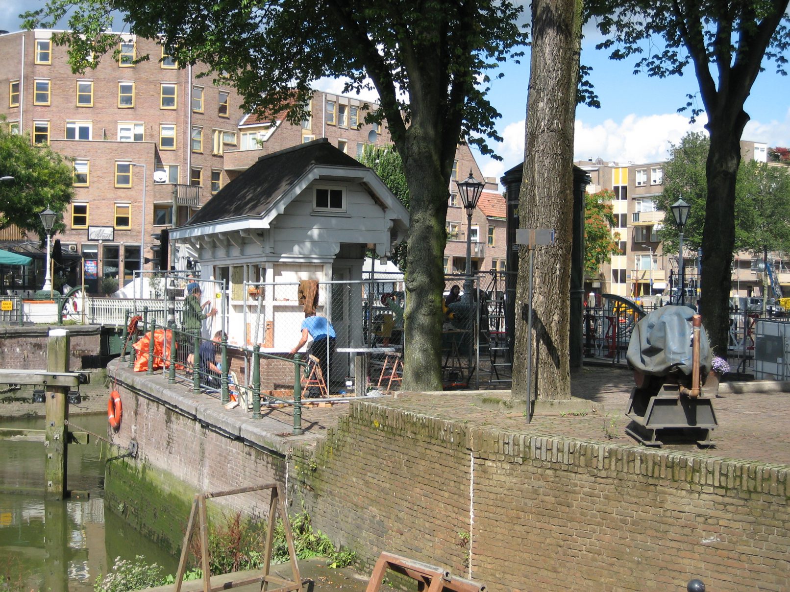 Brugwachtershuisje op een scheepswerf