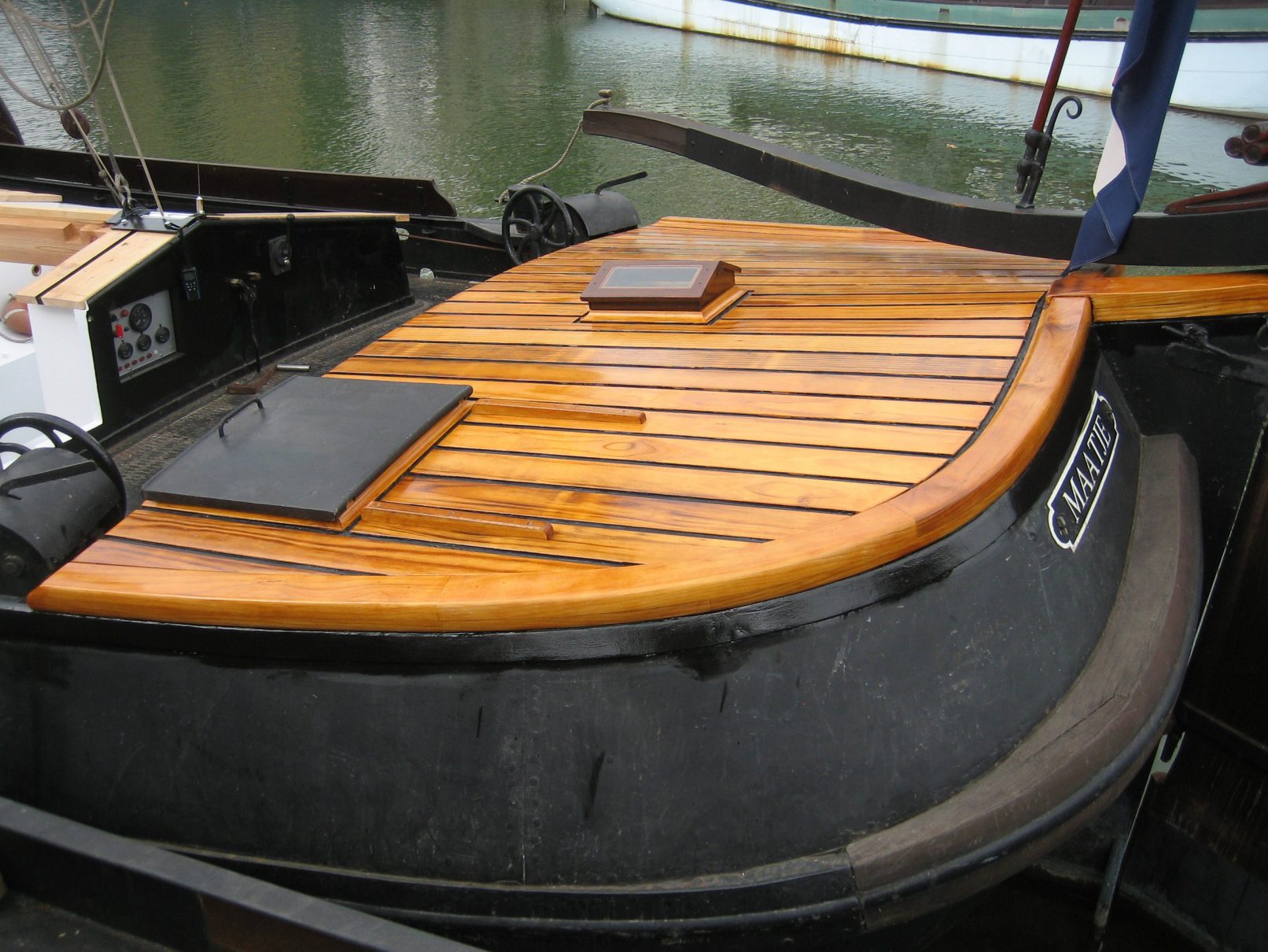 Achterschip van tjalk met nieuw houten dek