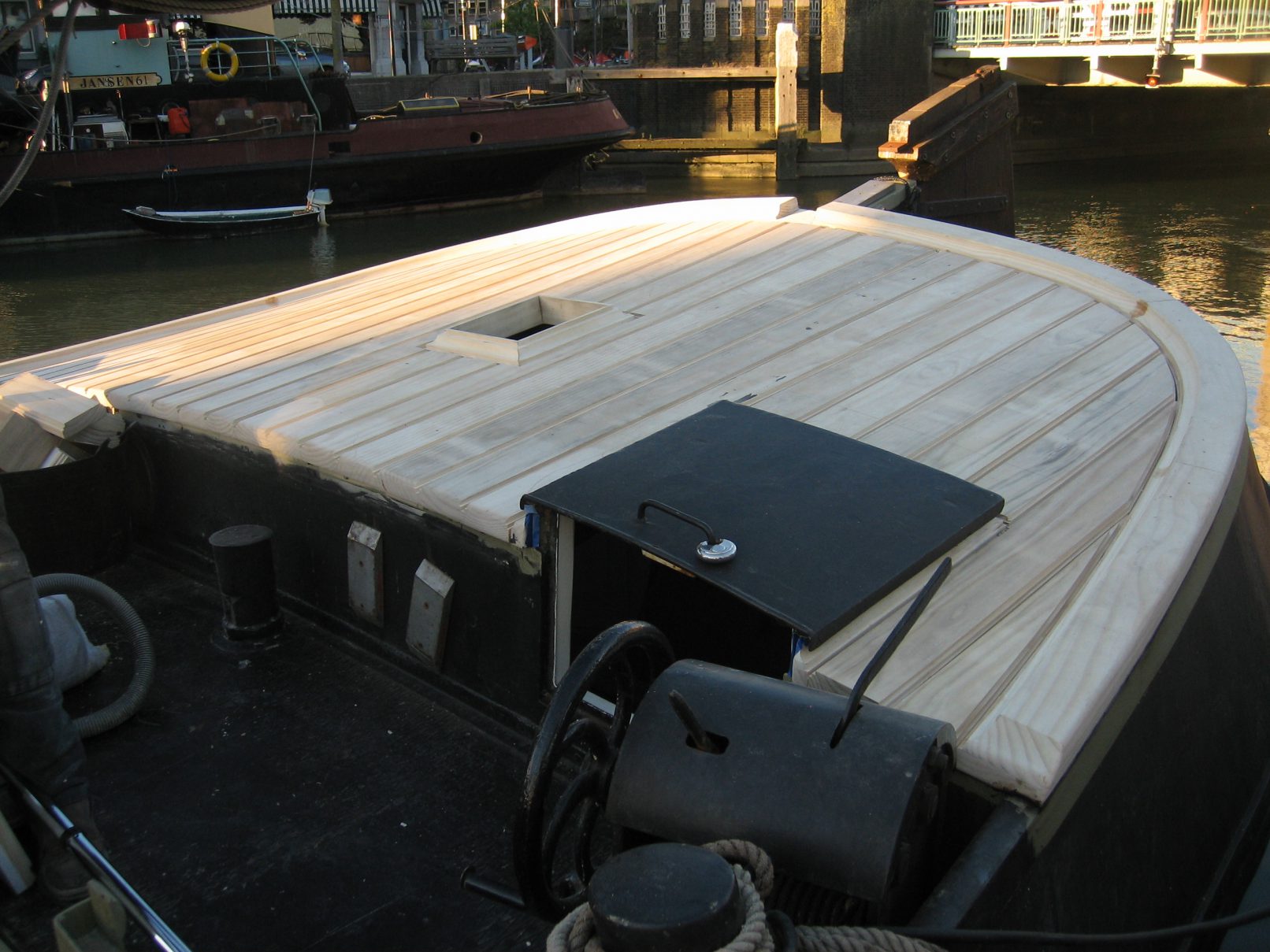 Houten delen van paviljoendek nog zonder kitnaden