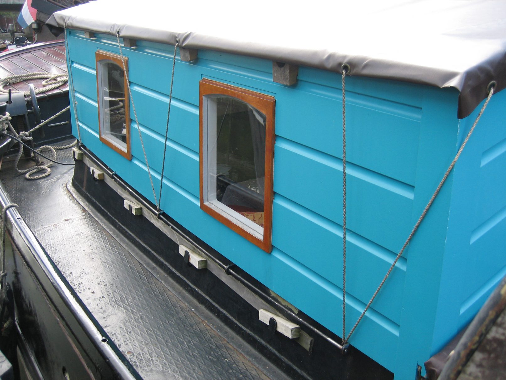 Blauwe roef met ramen op zeilschip