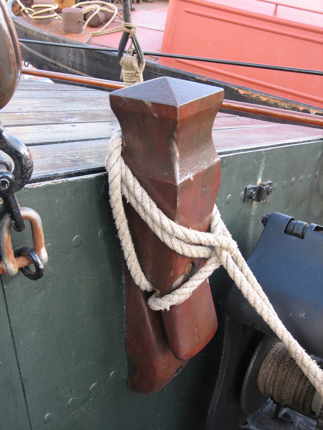 Houten grootschootklamp voor historisch zeilschip