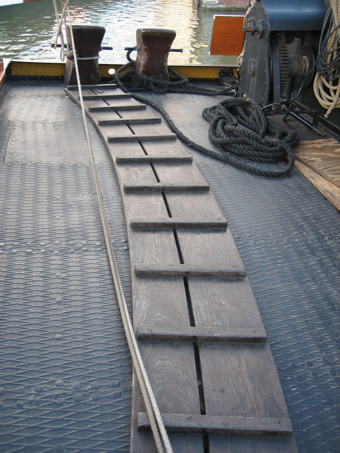 Dek van een historisch zeilschip met zogeheten kippenplank