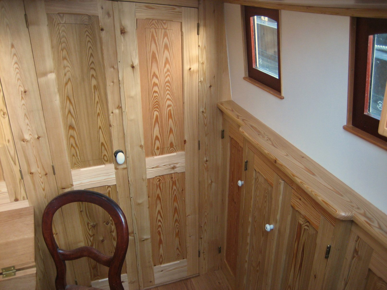 Deuren van een garderobekast op een schip