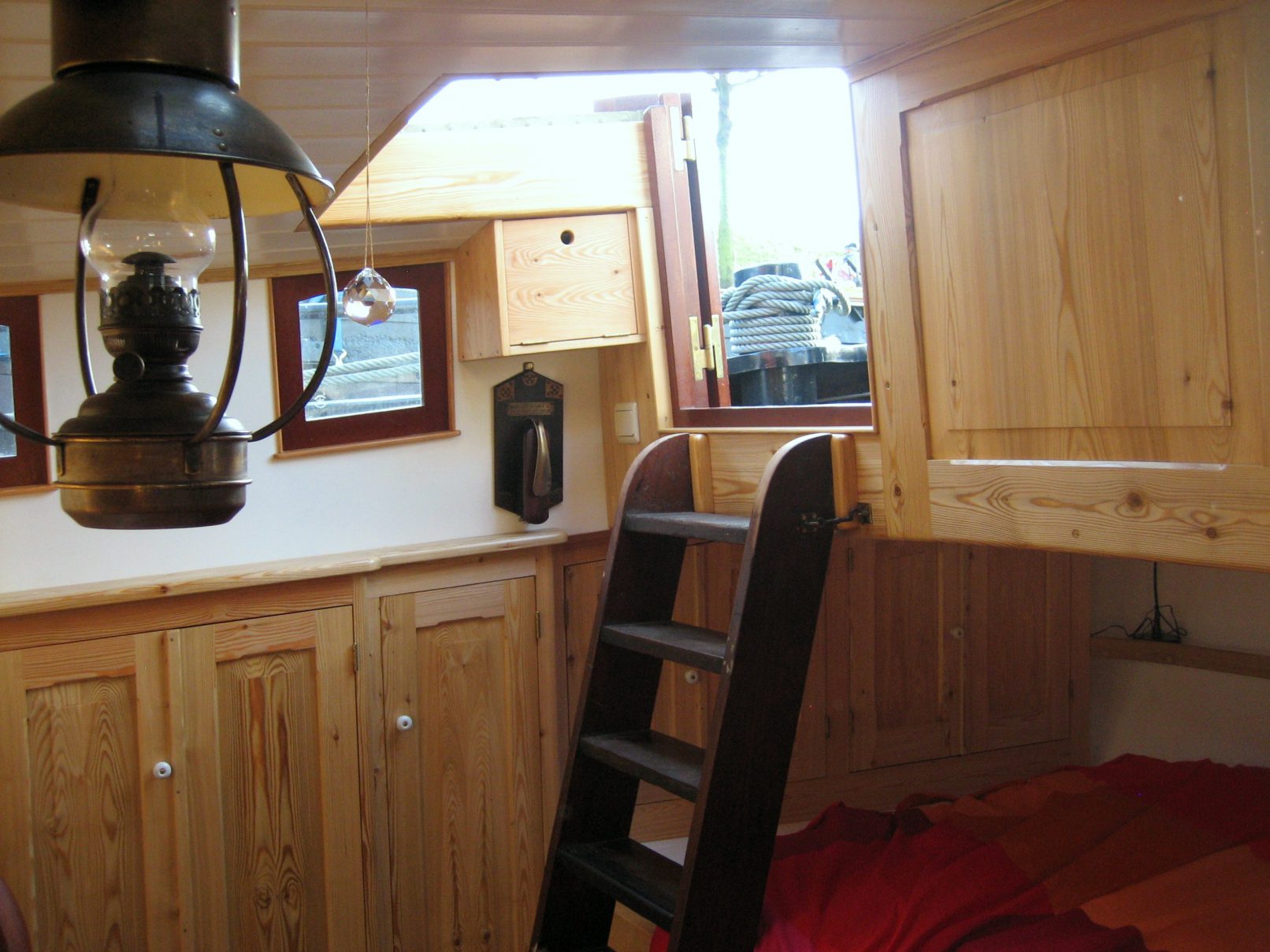 Kasten onder gangboorden in een roef