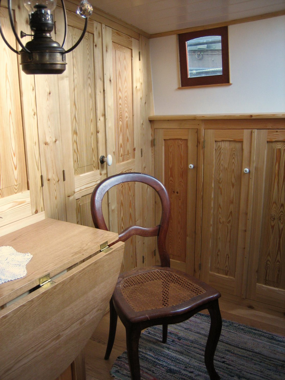 Historisch ogende betimmering in een tjalk