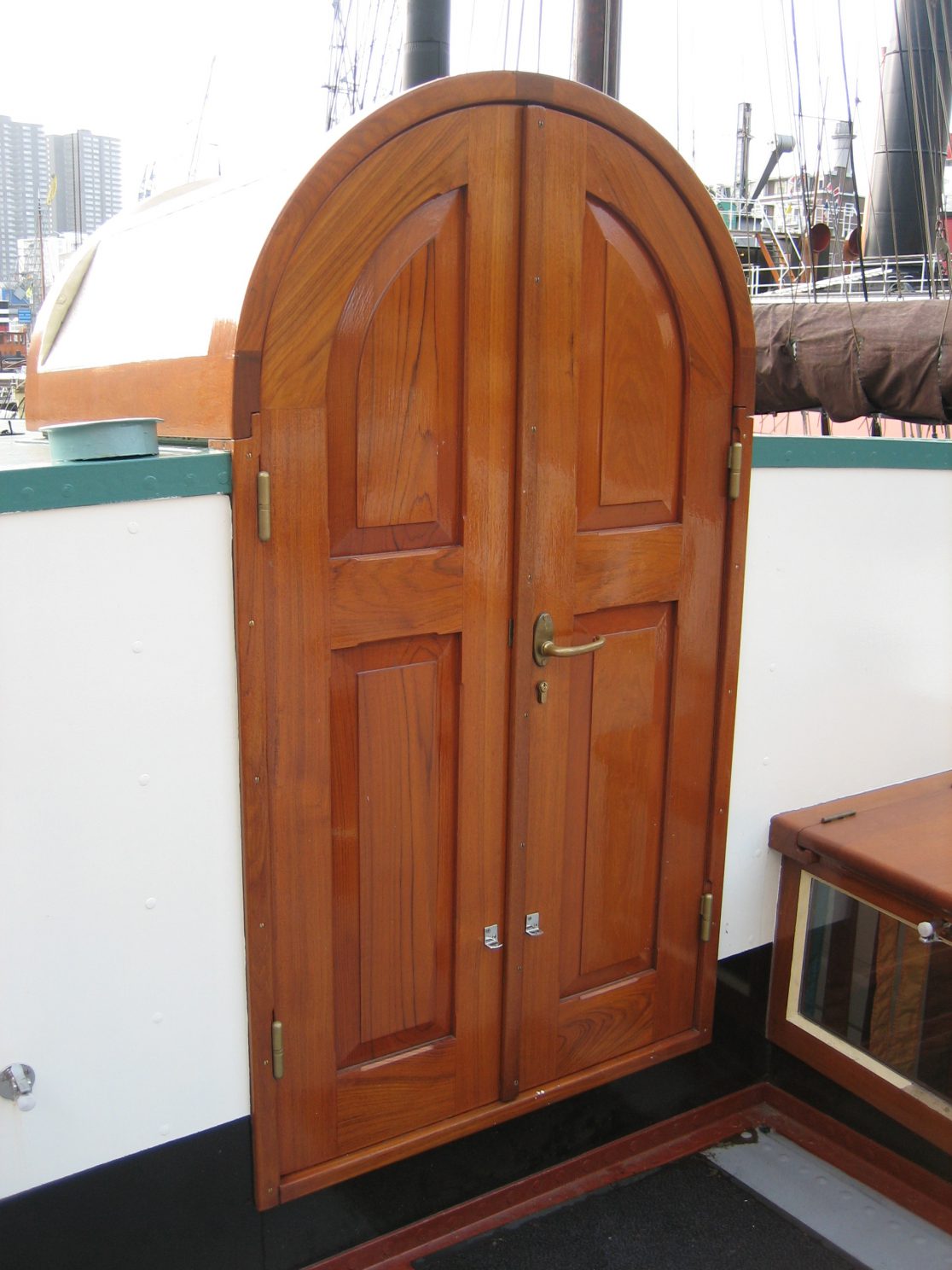 Grote paneeldeuren van groot zeilschip