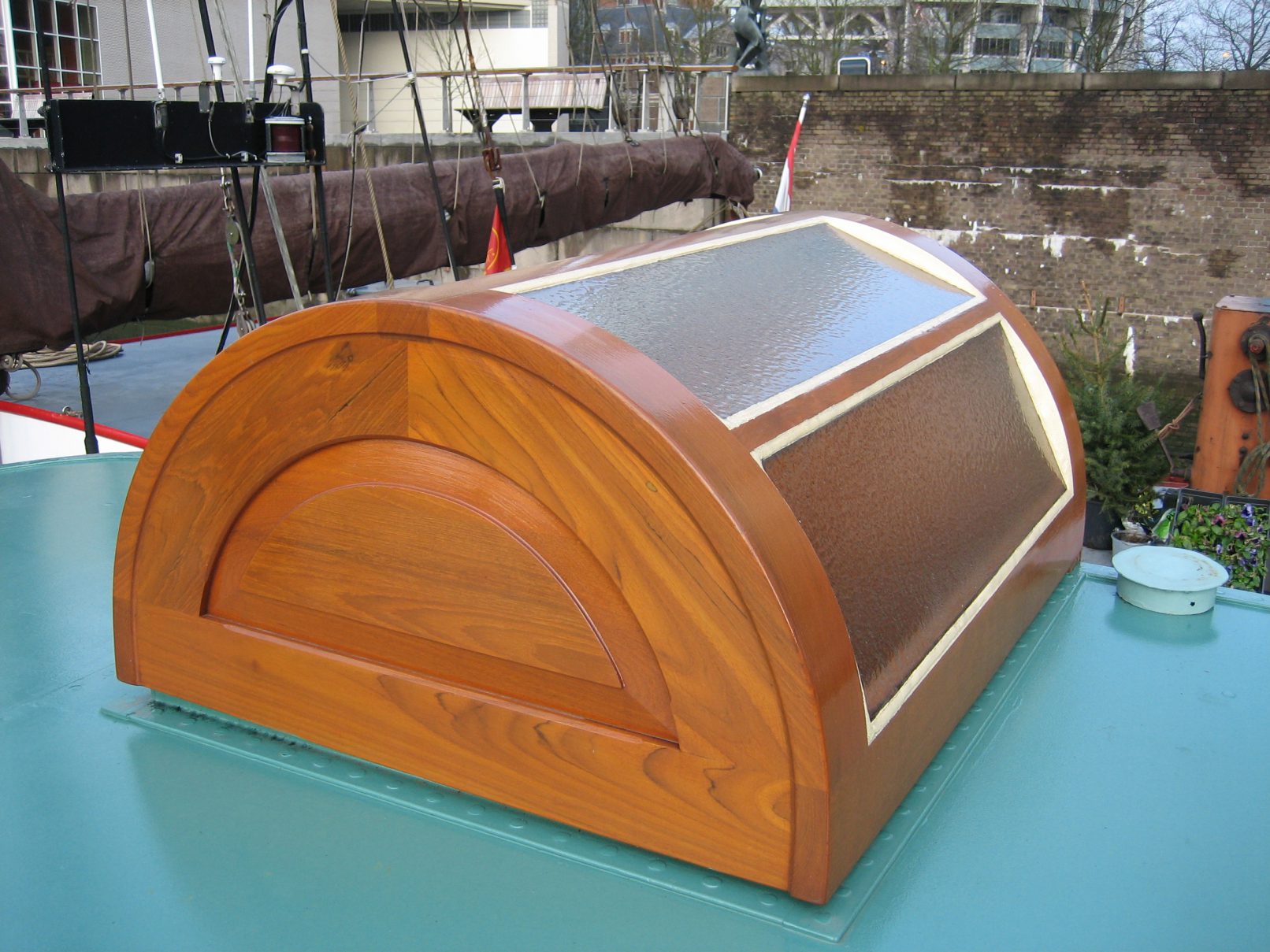 Halfronde ingangskoepel met glas