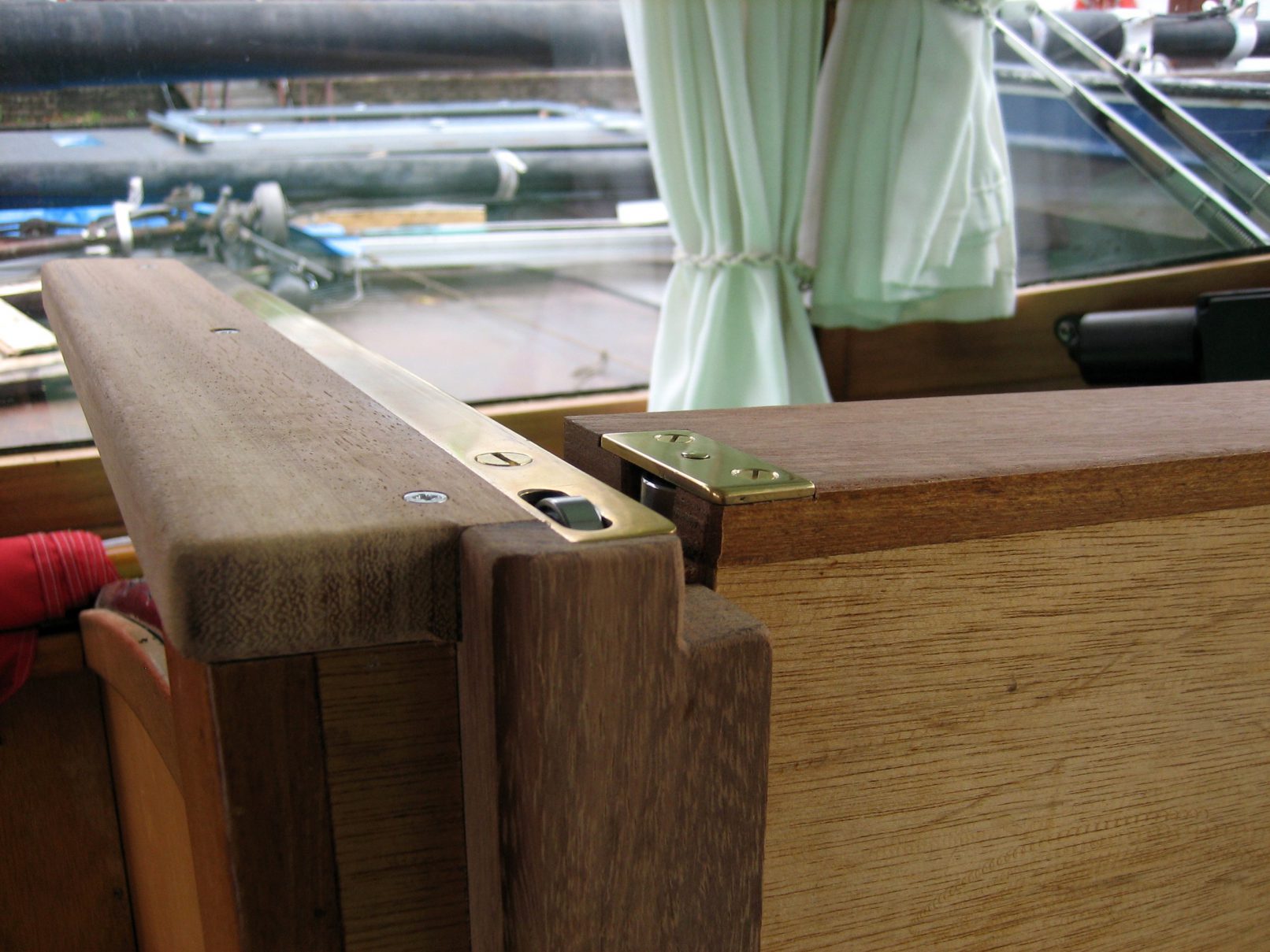 Detail van een schuifsysteem met kogellagers