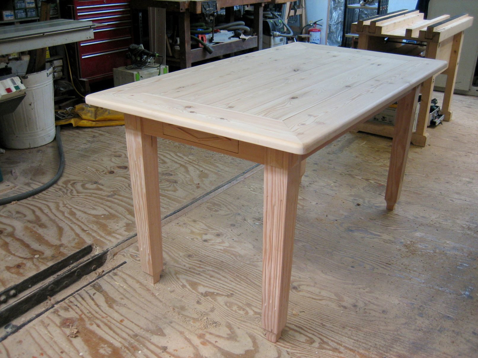 Handgemaakte houten eettafel