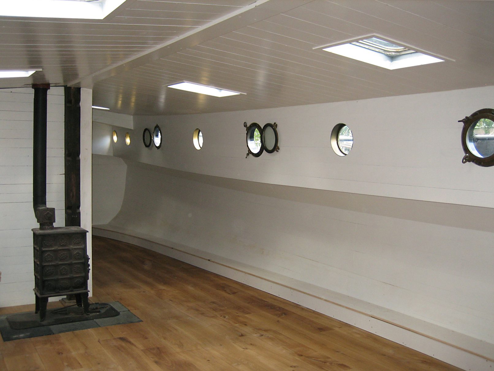 Ruim van een woonschip met brede delen betimmerd