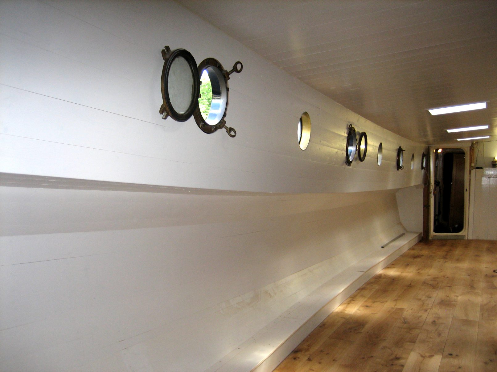 Wit interieur in een woonschip