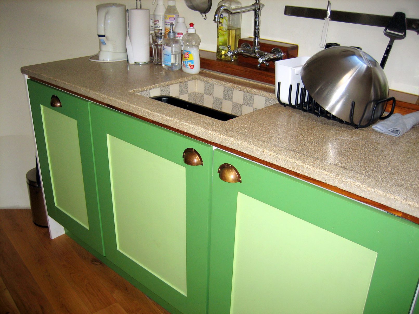 Frisgroen keukenblokje in een schip met granieten aanrecht