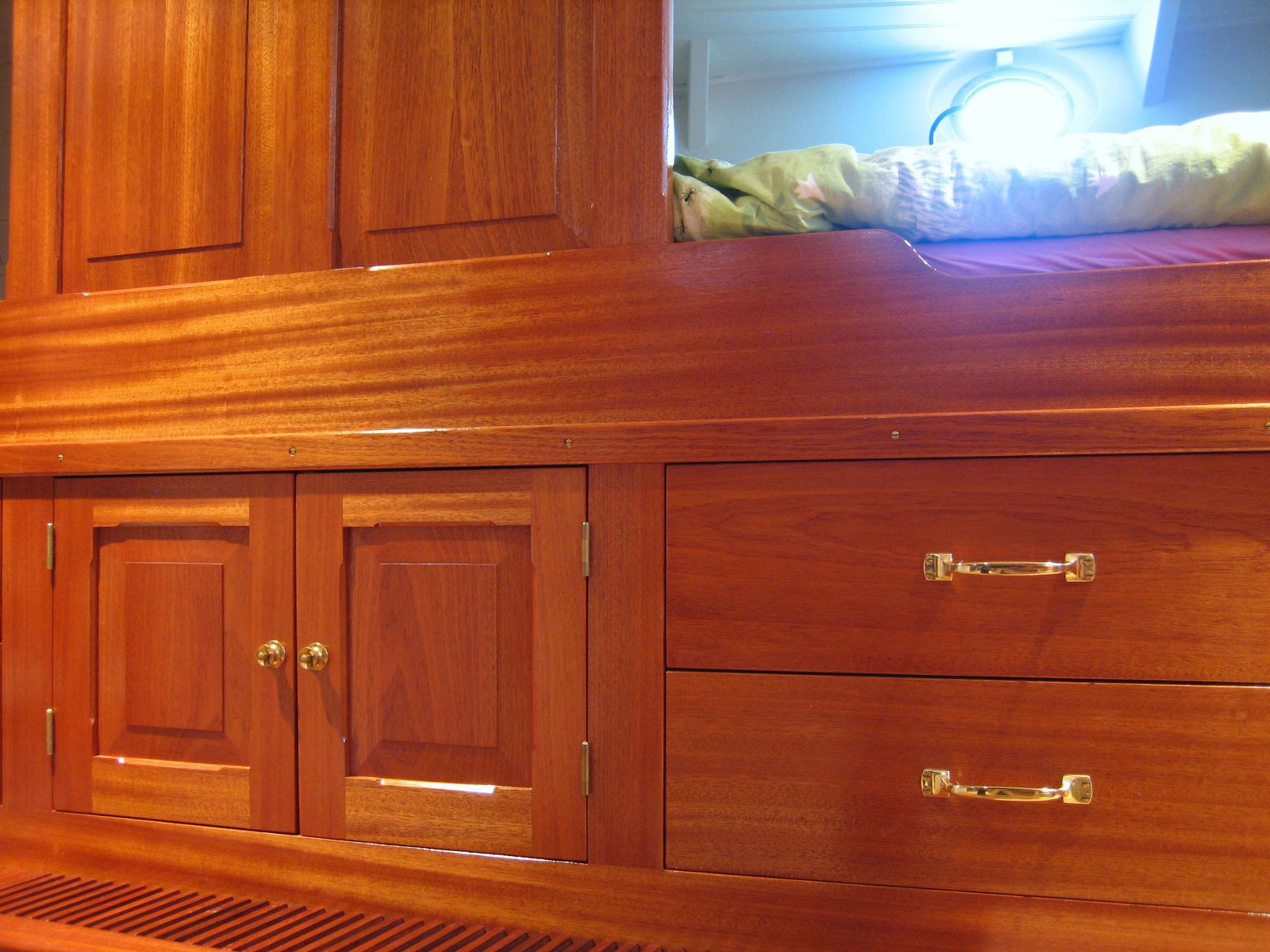 Kasten in een kotter in mahonie met messing details