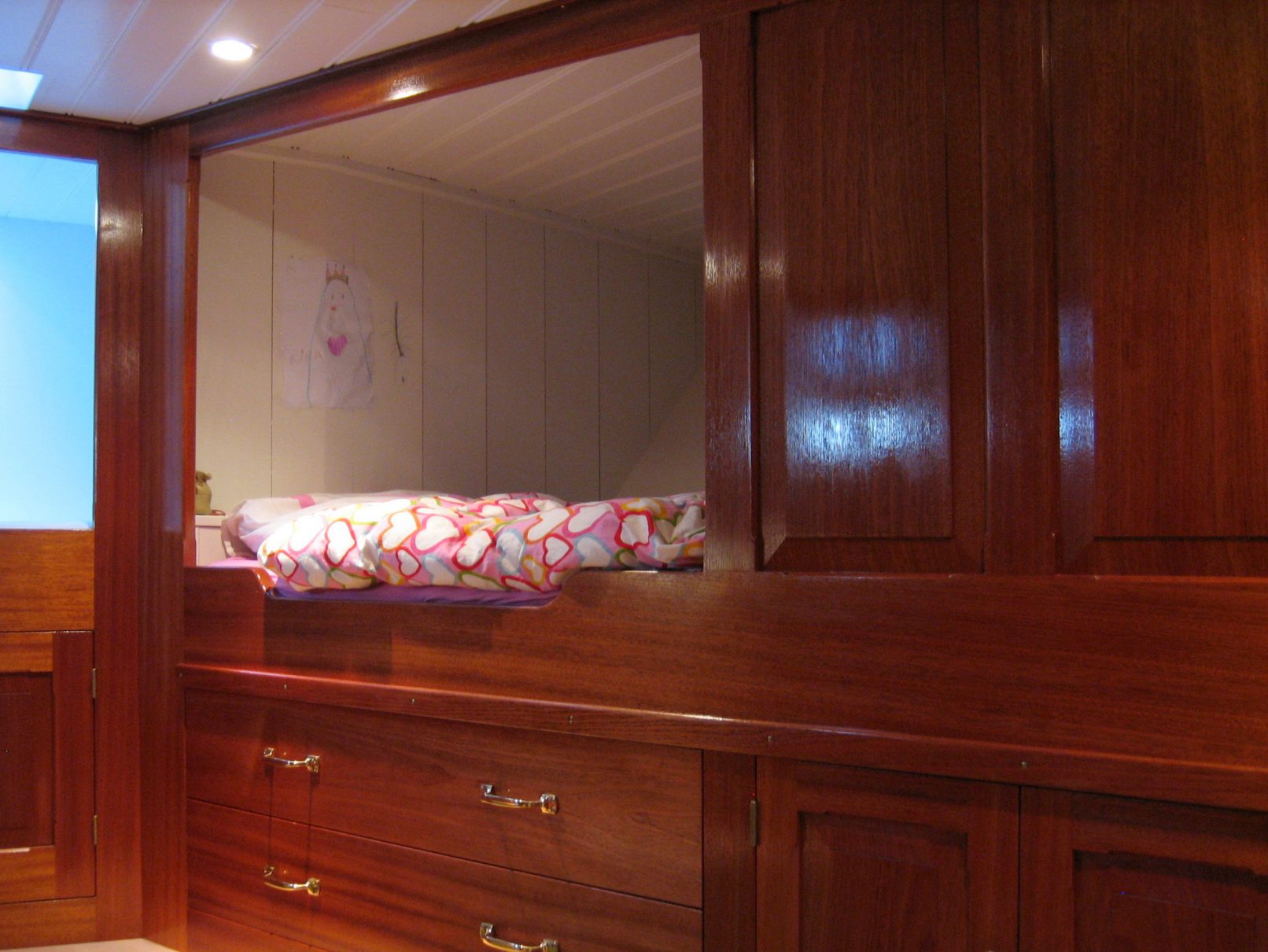 Kasten in het slaapvertrek op een schip