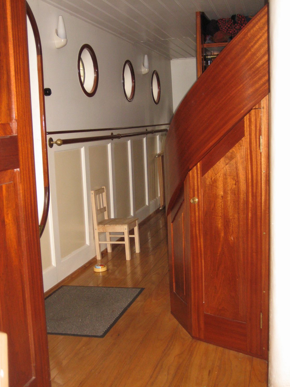 Klassiek betimmerde gang in een kotter