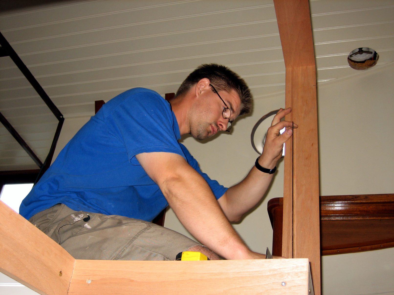 Scheepstimmerman meet houtwerk op