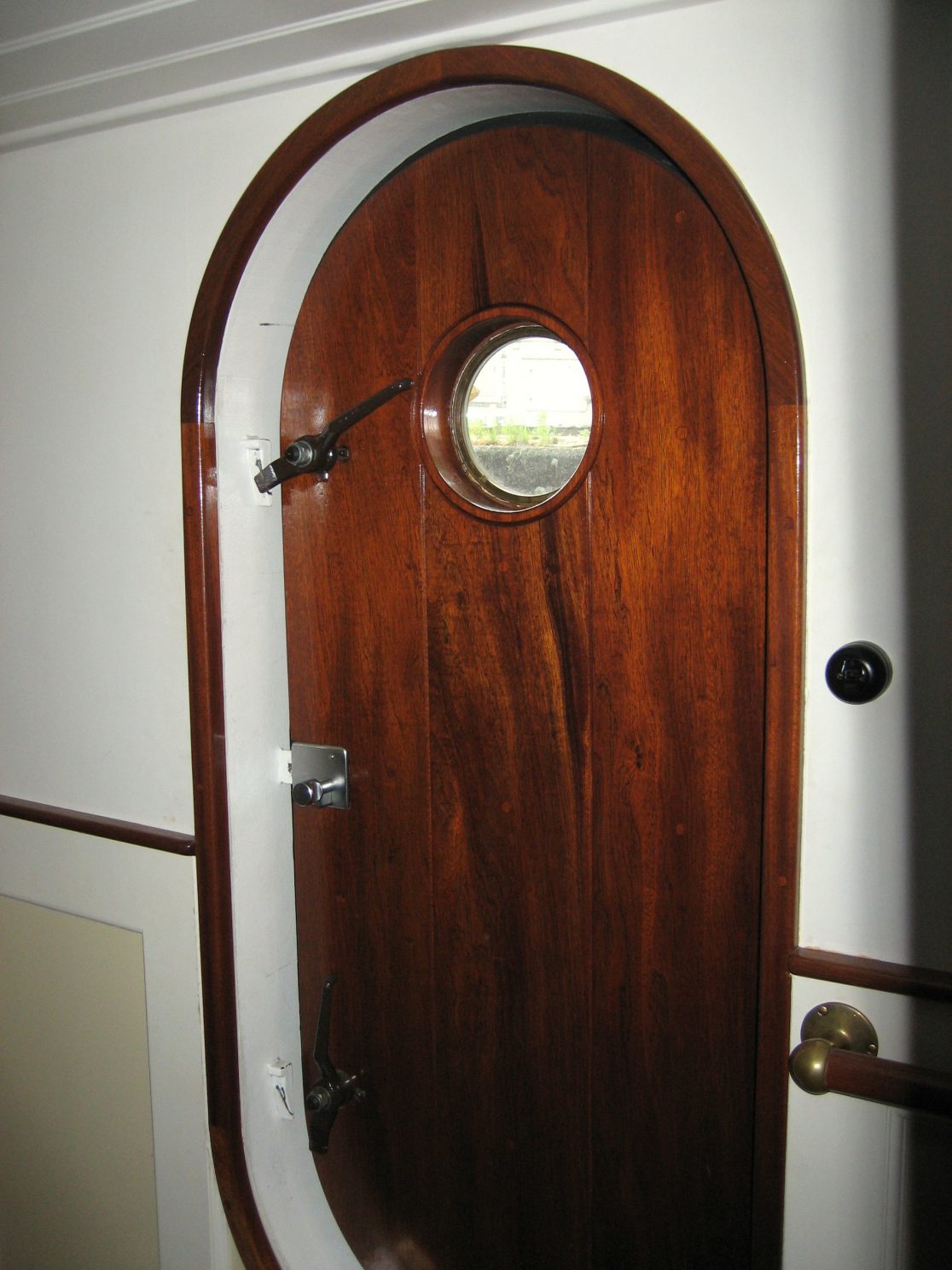 Scheepsdeur bekleed met mahonie