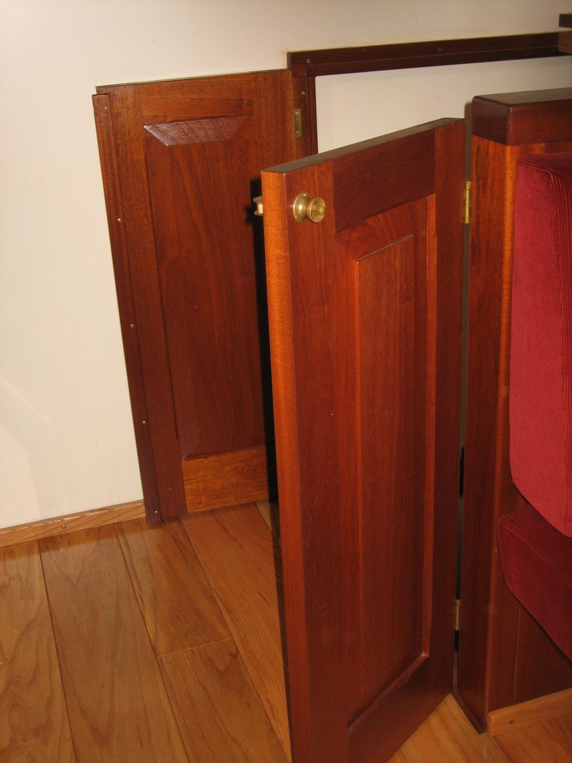 Deurtjes en klep naar een trap in een schip