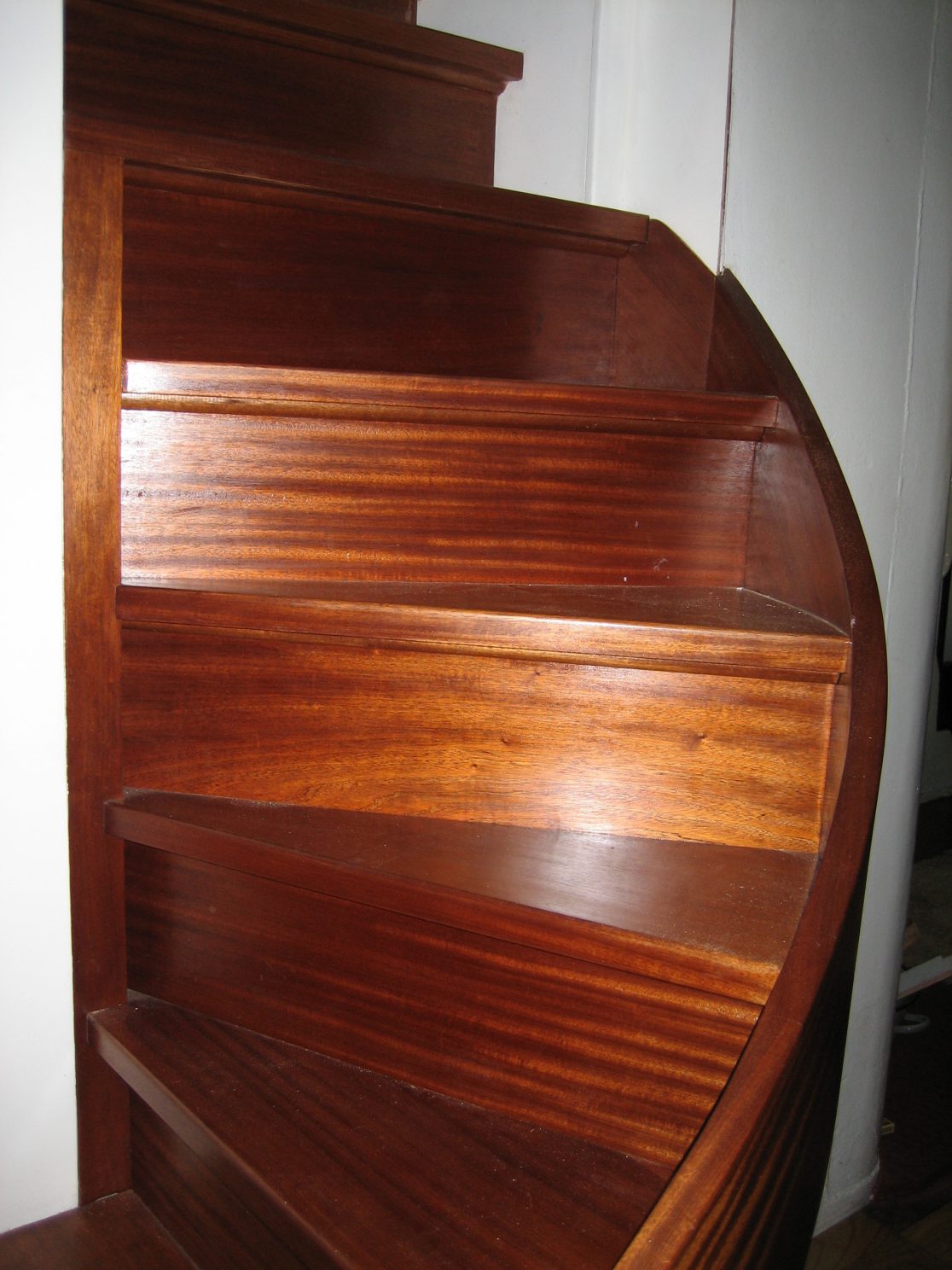 Draaitrap van mahoniehout