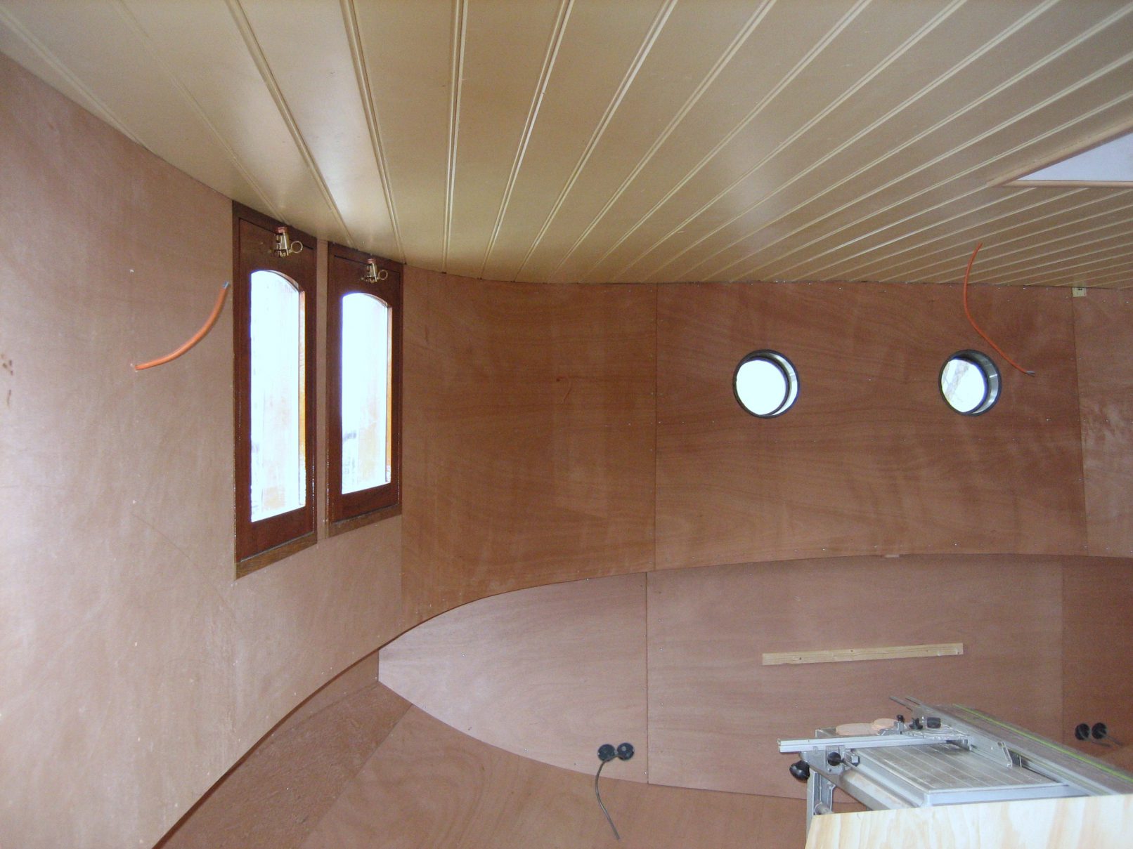 Roef van een luxe motor met nieuwe wandaftimmering