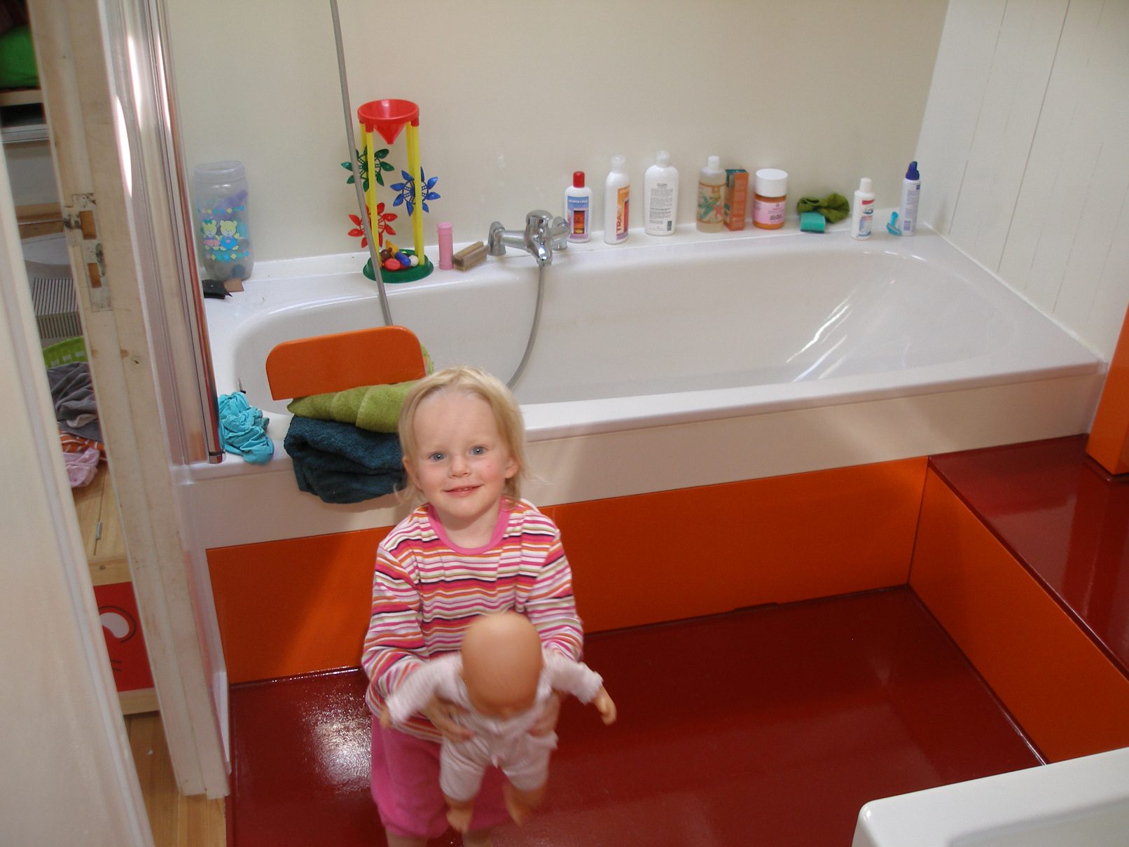 Ligbad in badkamer van woonschip