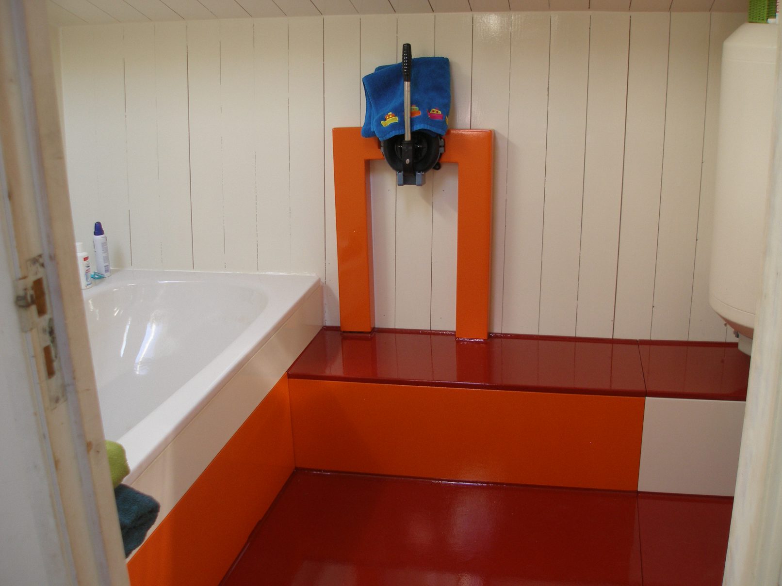 Oranje-rode badkamer op een schip