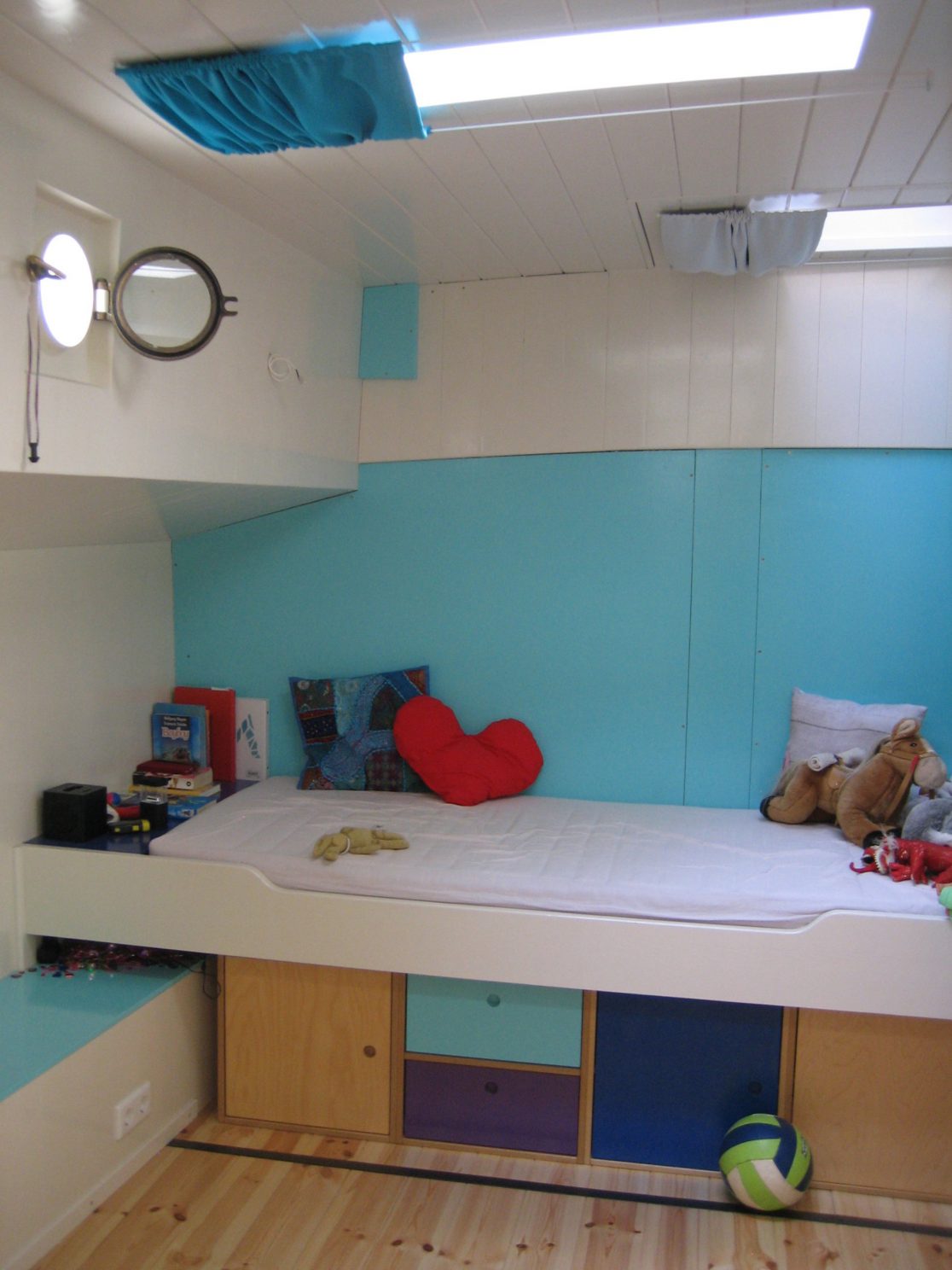 Vrolijke kinderkamer op een schip