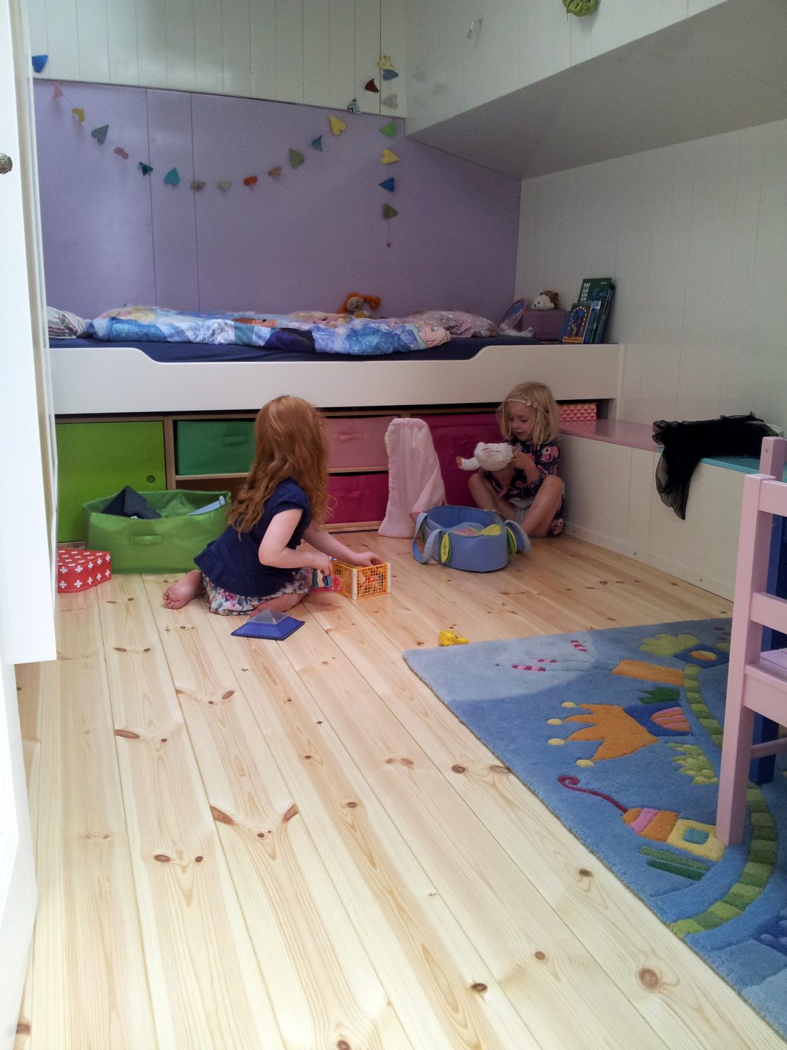 Kinderkamer met grenen vloer in woonschip