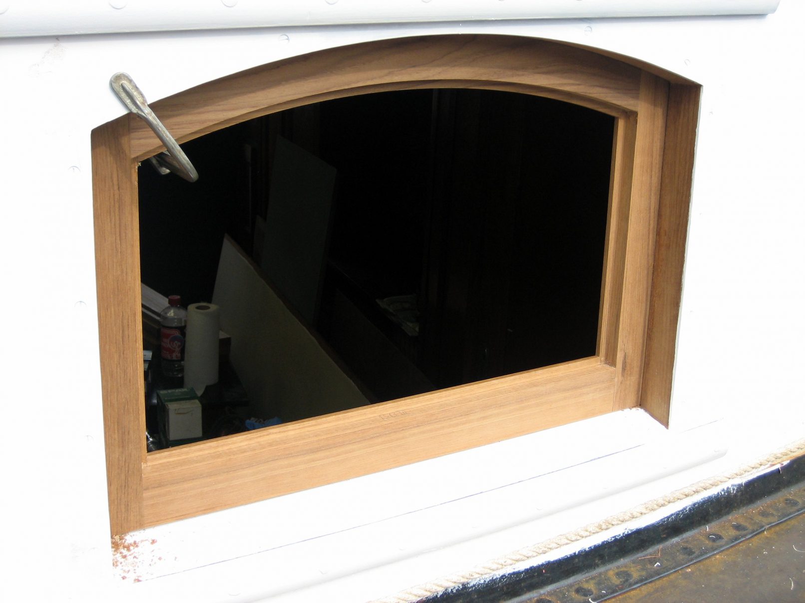 Houten raamframe in een schip