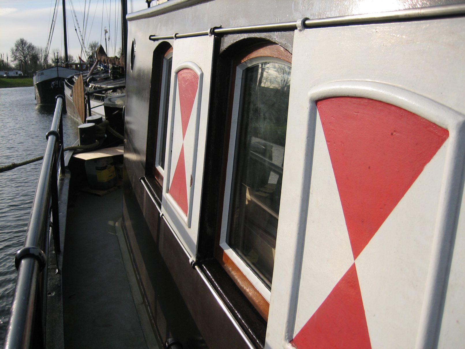 Roef van een tjalk met blinden en nieuwe ramen