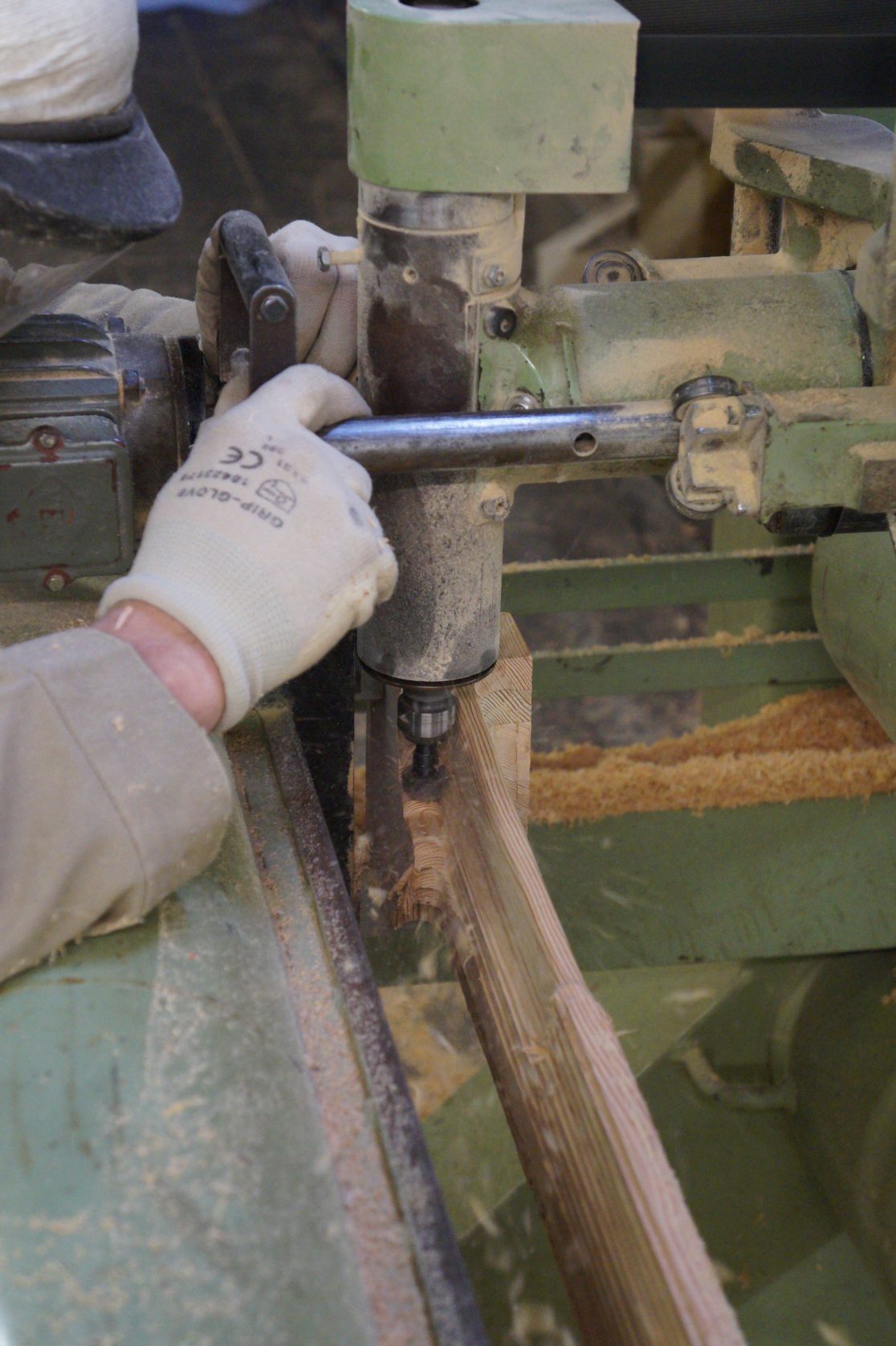 Scheepstimmerman aan het werk met kopieerfreesmachine