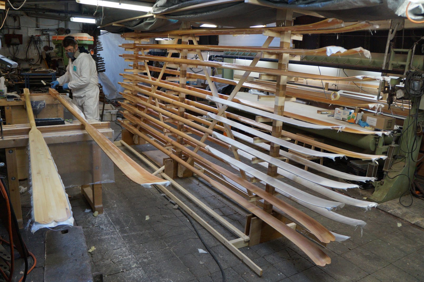Scheepstimmerman lijmt glasdoek op roeiriem