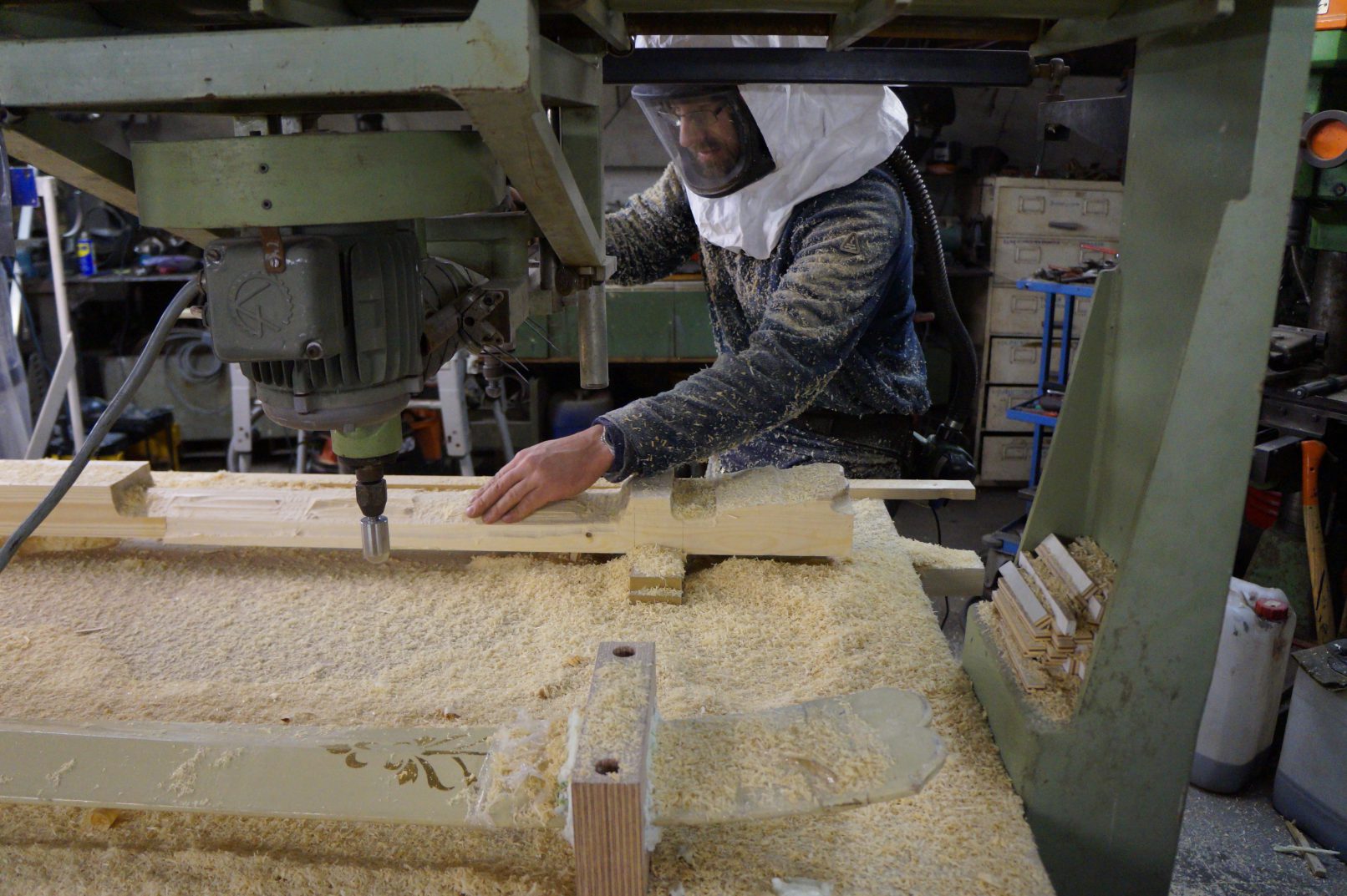 Scheepstimmerman maakt freesmal voor de roeiriemen voor de Koningssloep