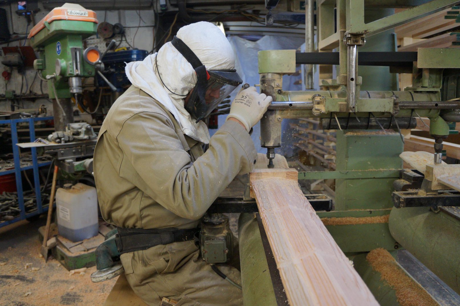 Scheepstimmerman freest roeiriem voor de Koningssloep