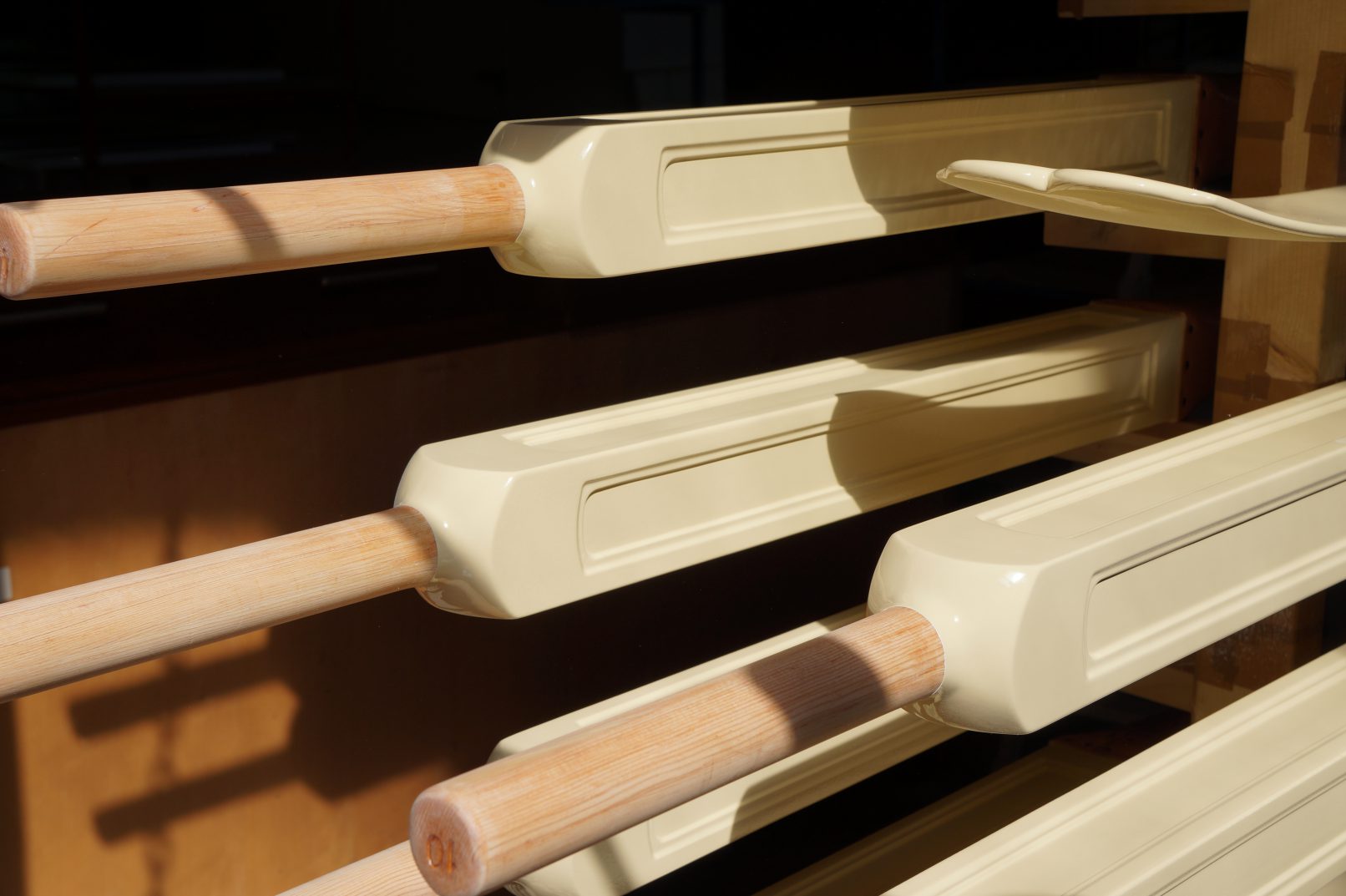 Roomwit afgelakte roeiriemen voor de Koningssloep