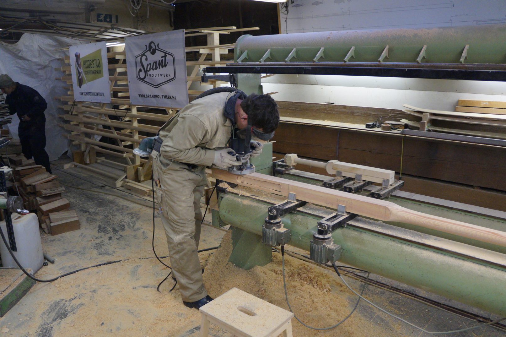 Scheepstimmerman freest hout van roeiriem weg