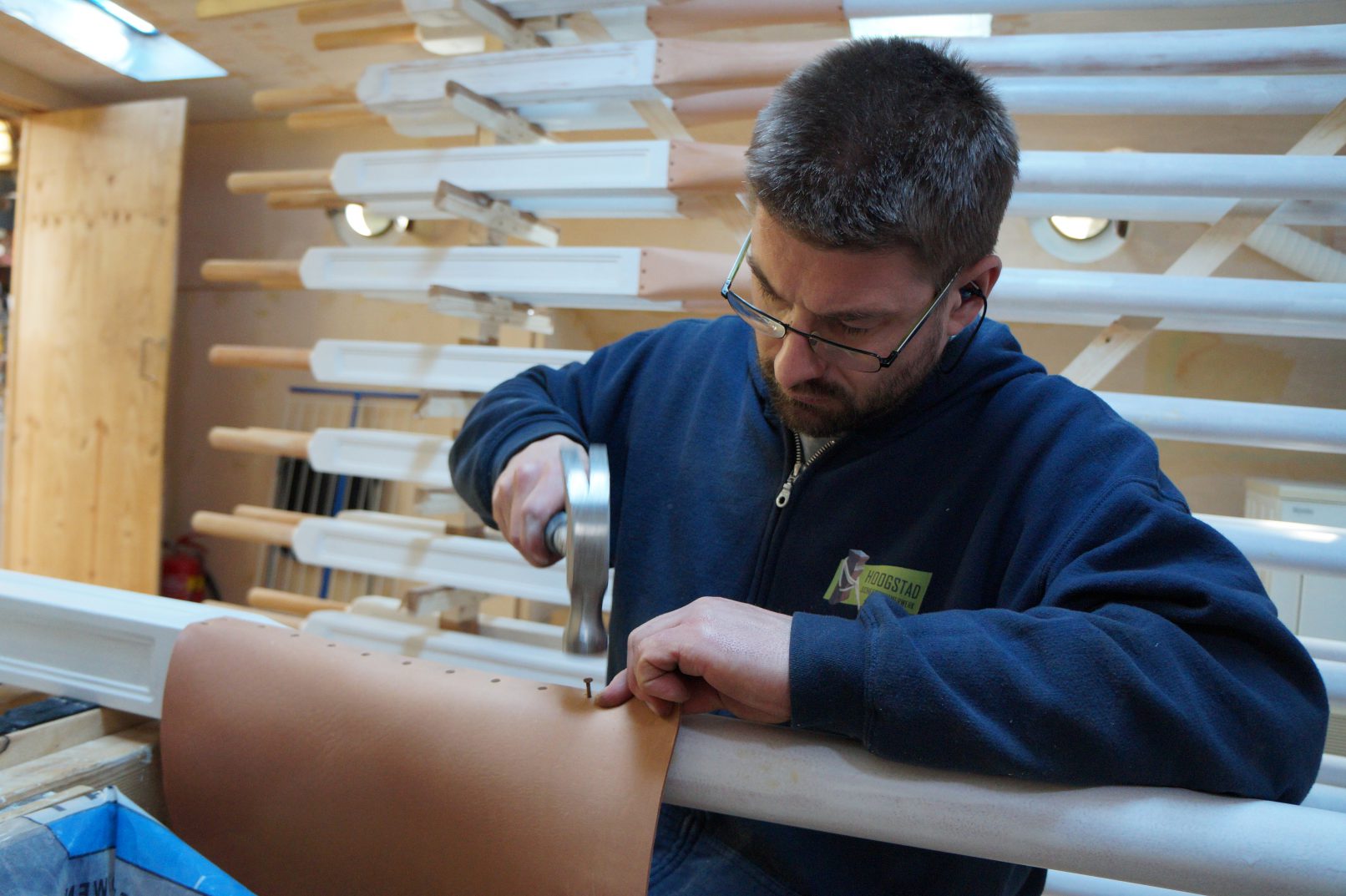 Scheepstimmerman spijkert leren manchet op roeiriem