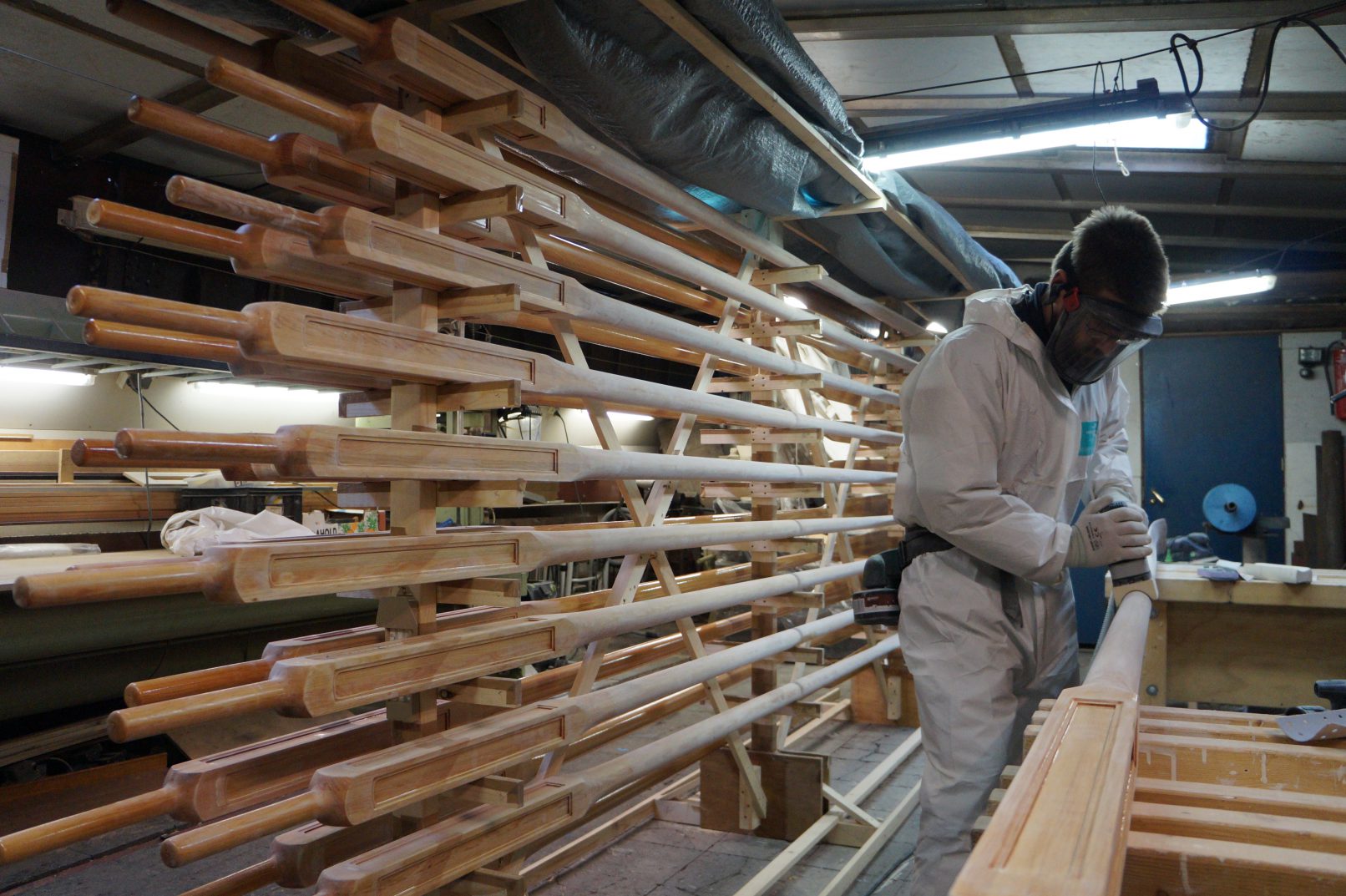 Scheepstimmerman schuurt roeiriem