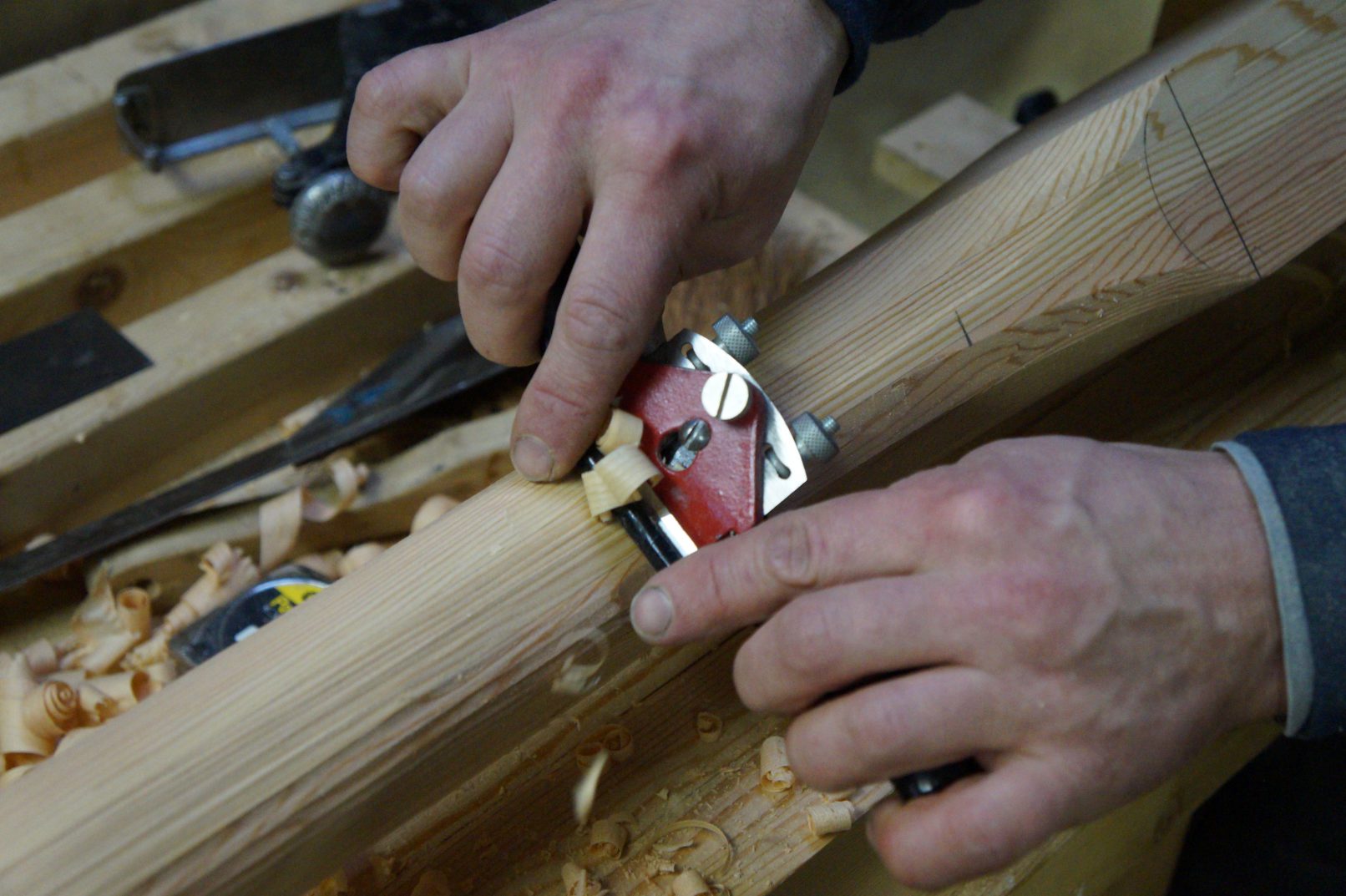 Scheepstimmerman schaaft roeiriem bij