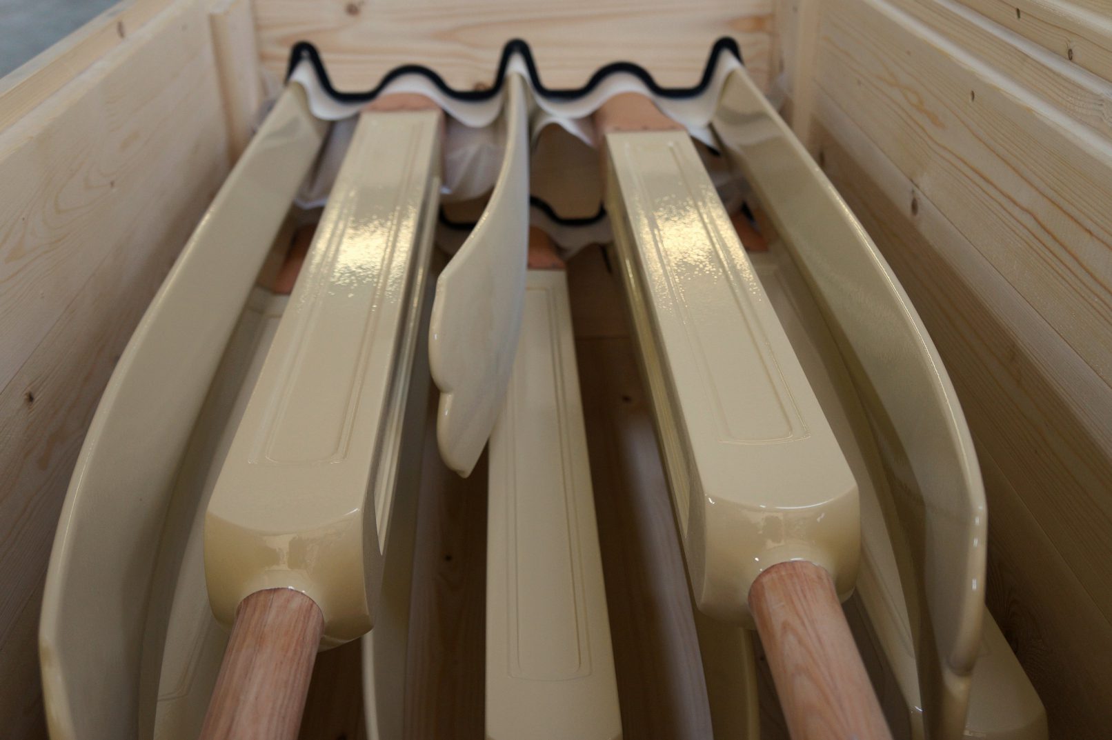 Kist met nieuwe roeiriemen voor de Koningssloep