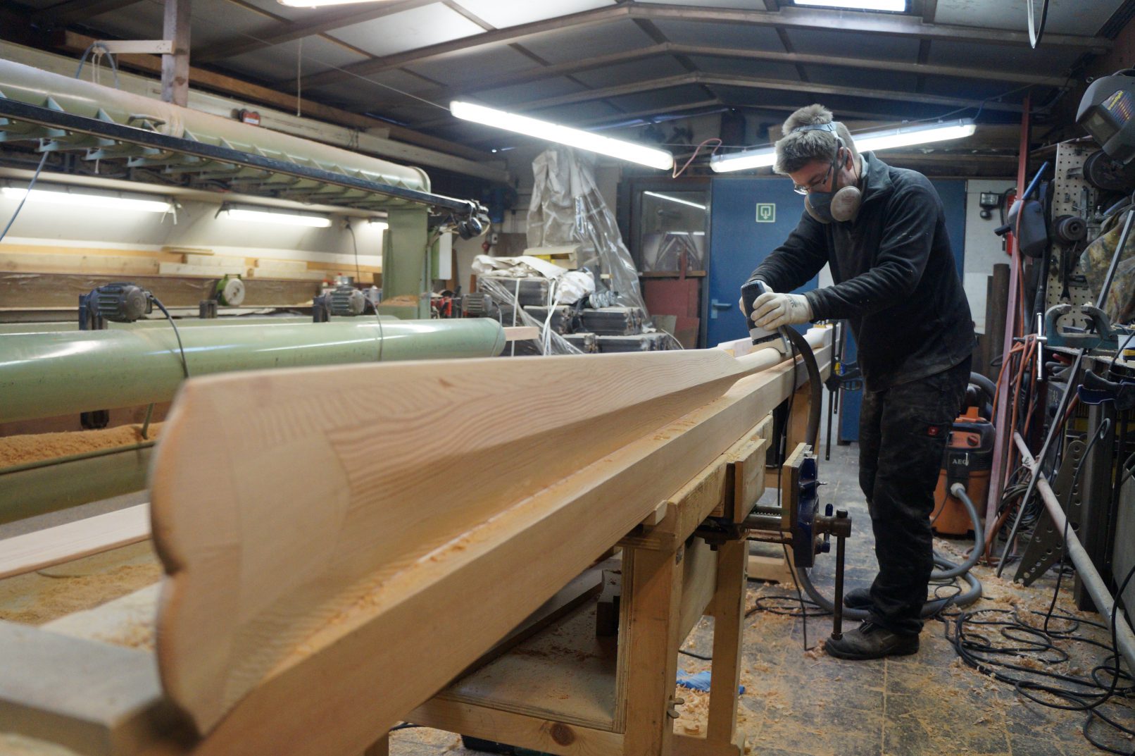 Scheepstimmerman schuurt roeiriem voor de Koningssloep