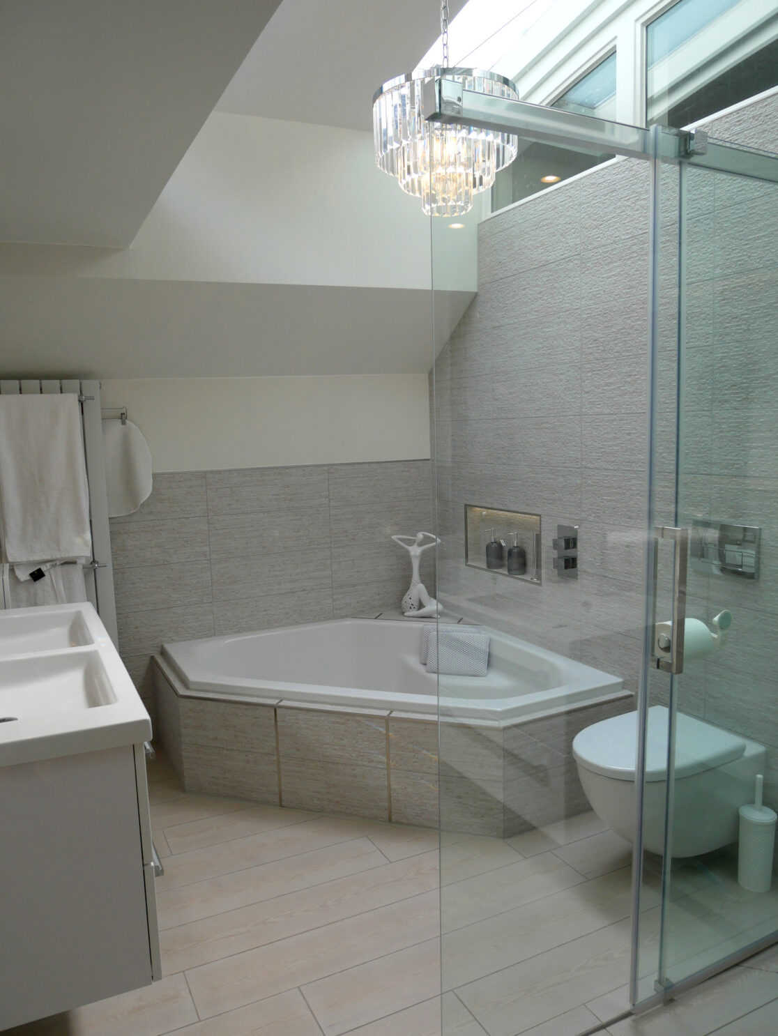 Lichtgrijze badkamer