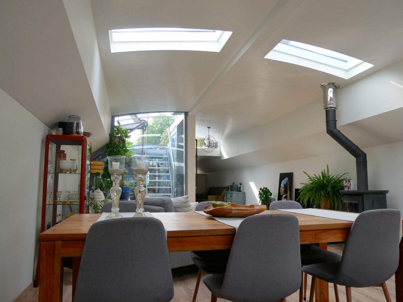 Eettafel onder dakramen in een schip