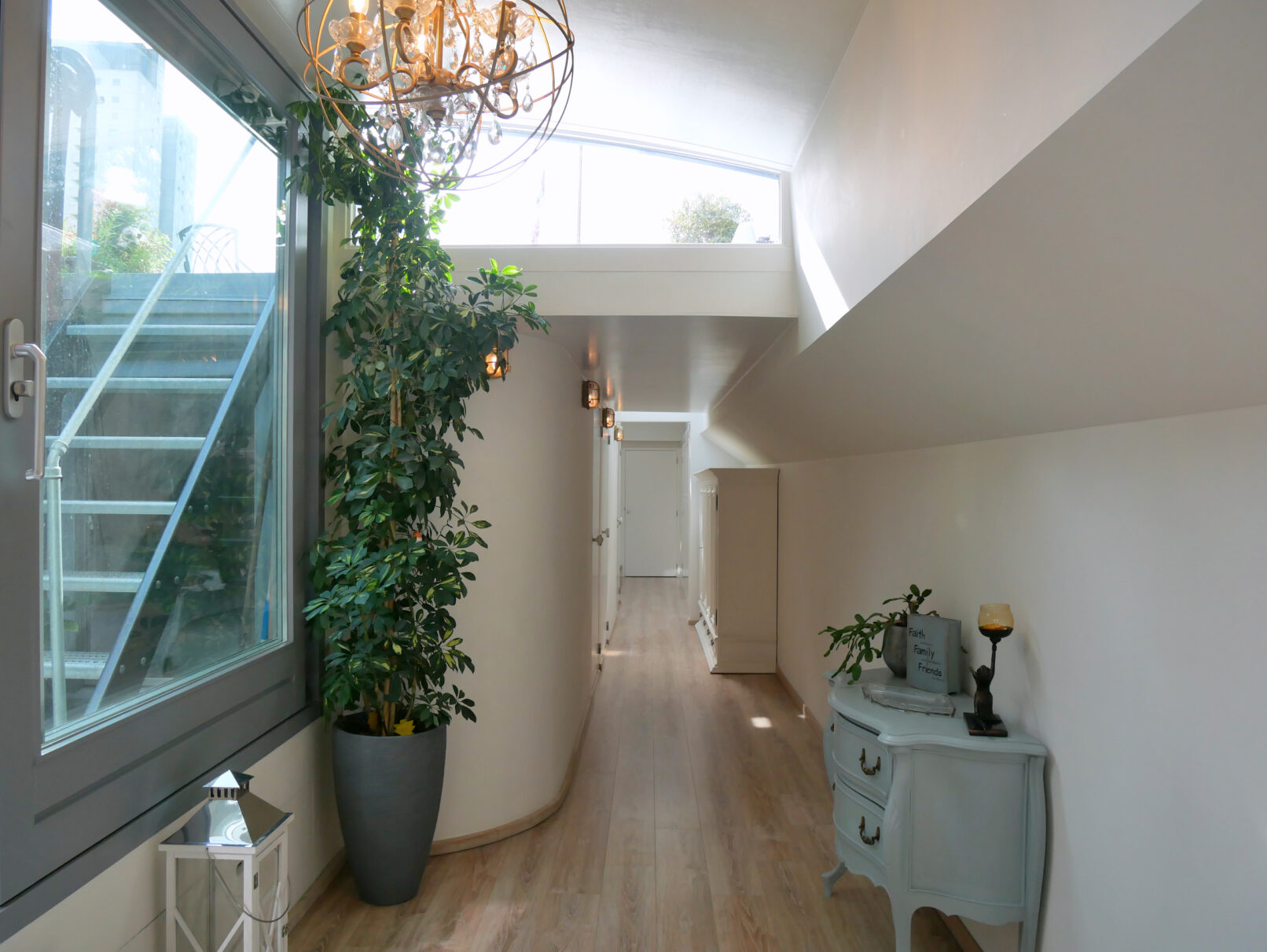 Wit interieur met ronde muur