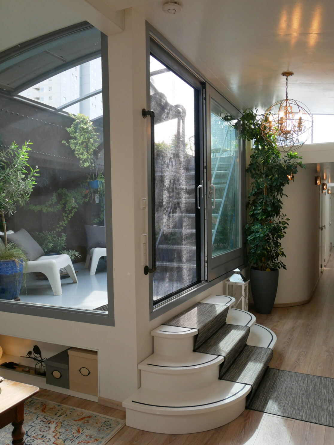 Ingang van een schip met veel glas