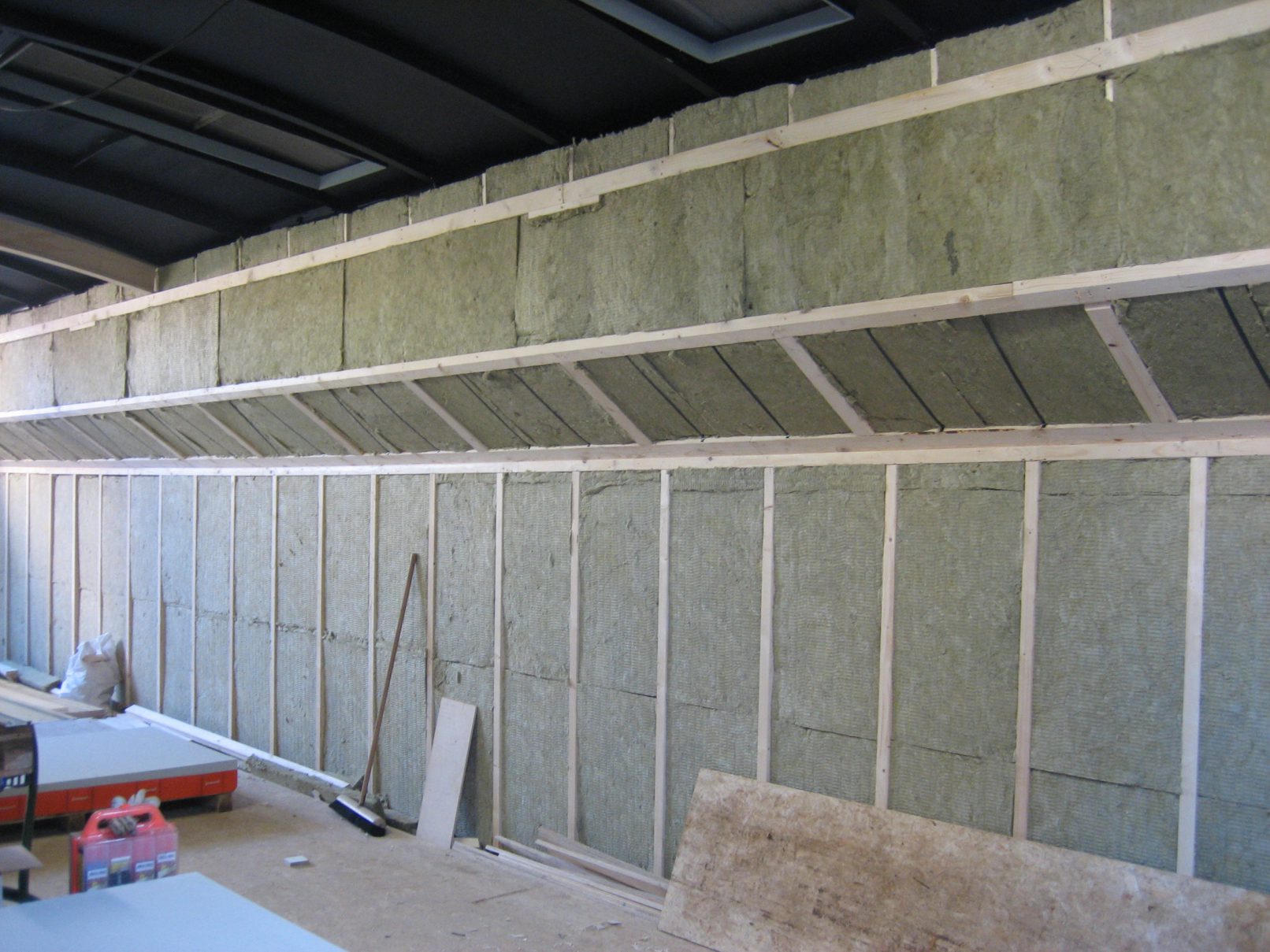 Geïsoleerde scheepshuid van een woonschip type spits